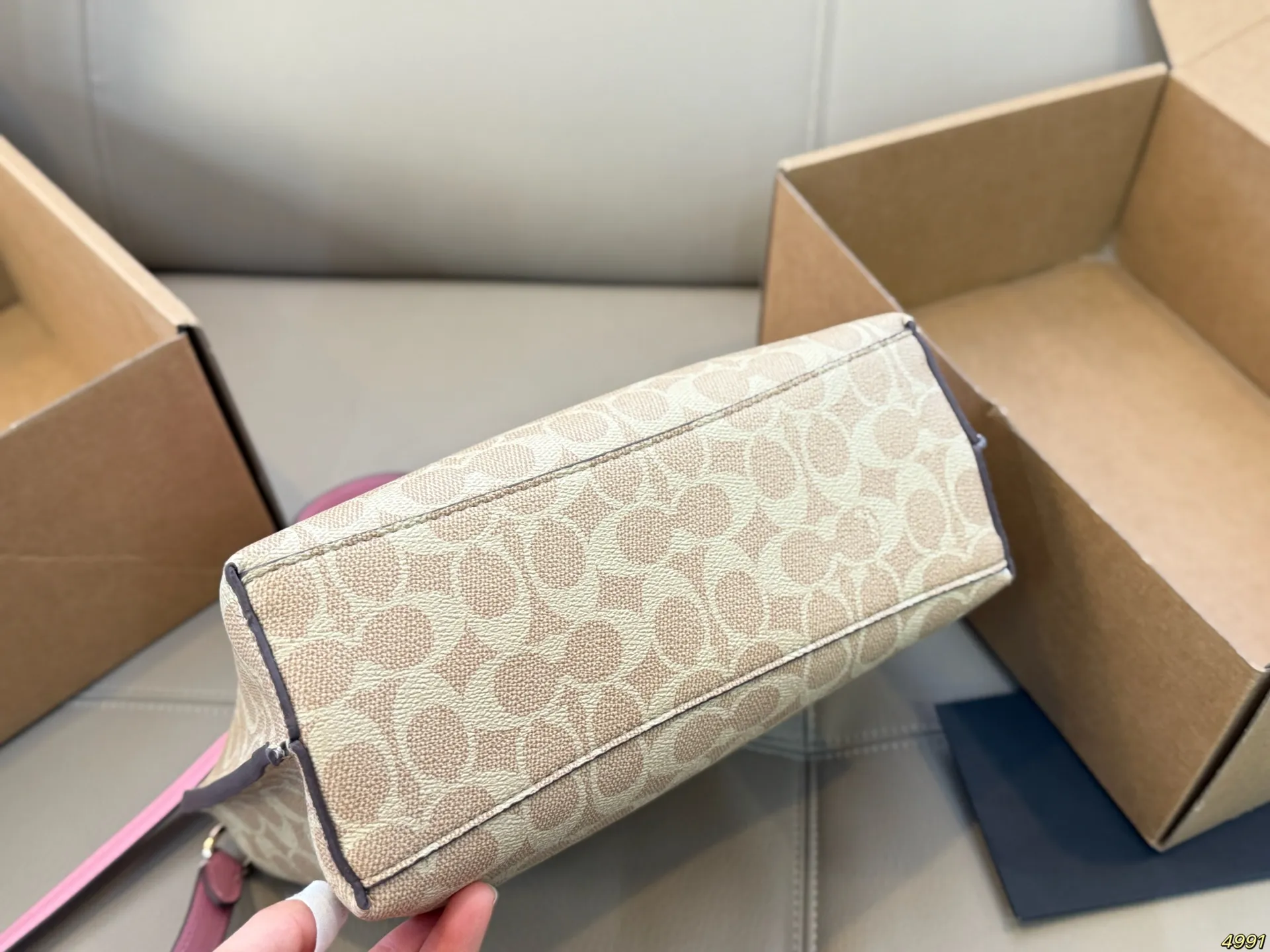 ¥180飞机盒 Coach 蔻驰托特包购物袋🛍️ 沈梦辰小姐姐身上背的今年 coach的新款 复古设计 简洁大方 特别有质感 官网预售中 随性好背 爱了爱了~ 尺寸25 20
