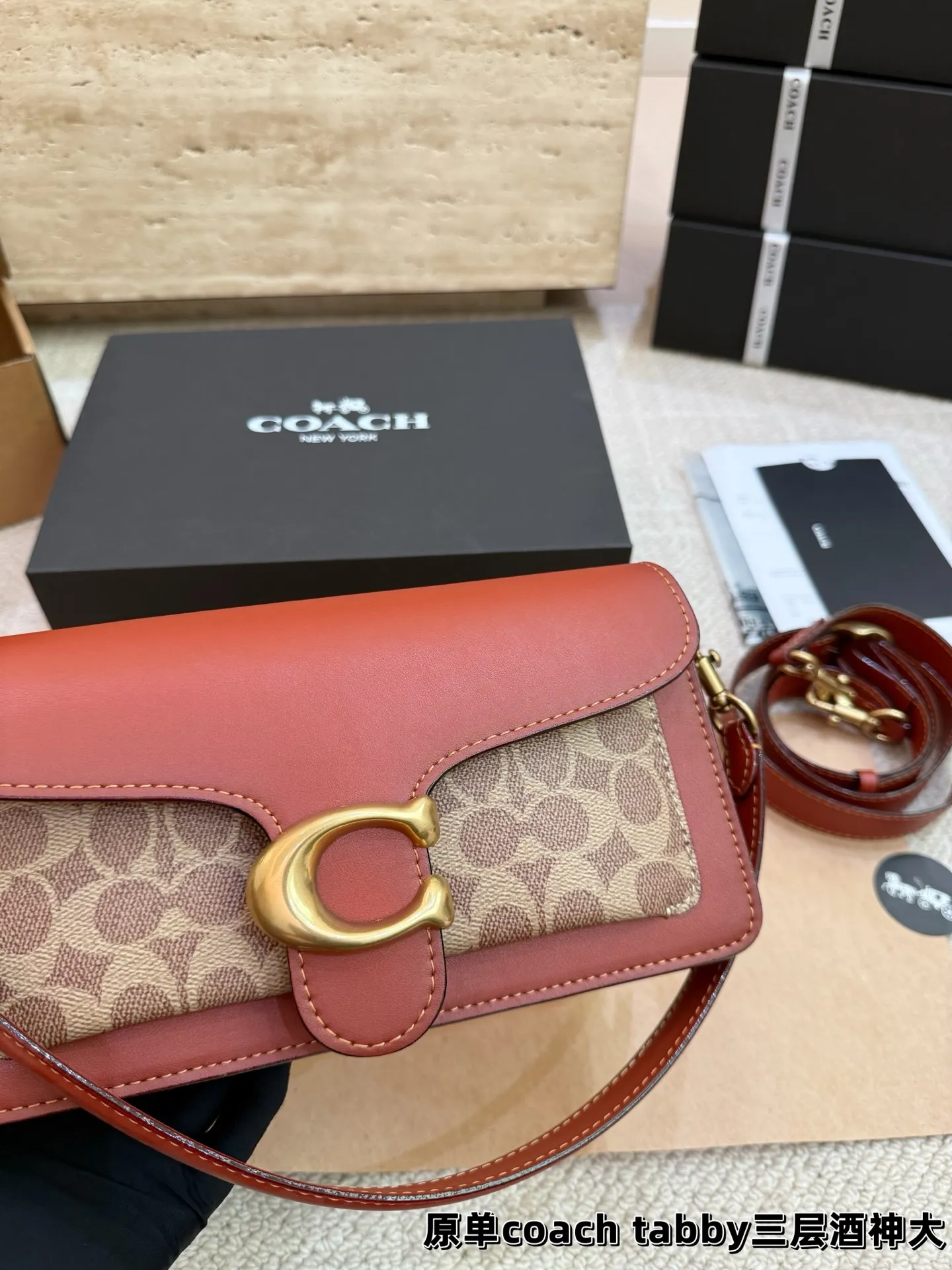 顶级原单P195 P190 新coach Tabby 三层酒神包 Coach 家酒神包Tabby手提包单肩斜挎包。让小姐姐第一眼看到就会爱上它。被誉为平价版小酒神包的蔻驰Tabby,复古又百搭,很受欢迎啊。五金扣厚实,整体精致小巧,还特别能装。每个包配一长一短两天可卸肩带,内部结构分层合理,中间一个带拉链的隔层小袋,把包分成三格,简直完美尺寸:26cm 20cm。这个尺寸觉得刚刚好合适,手提单肩斜挎都没有问题的!⚠️礼盒包装