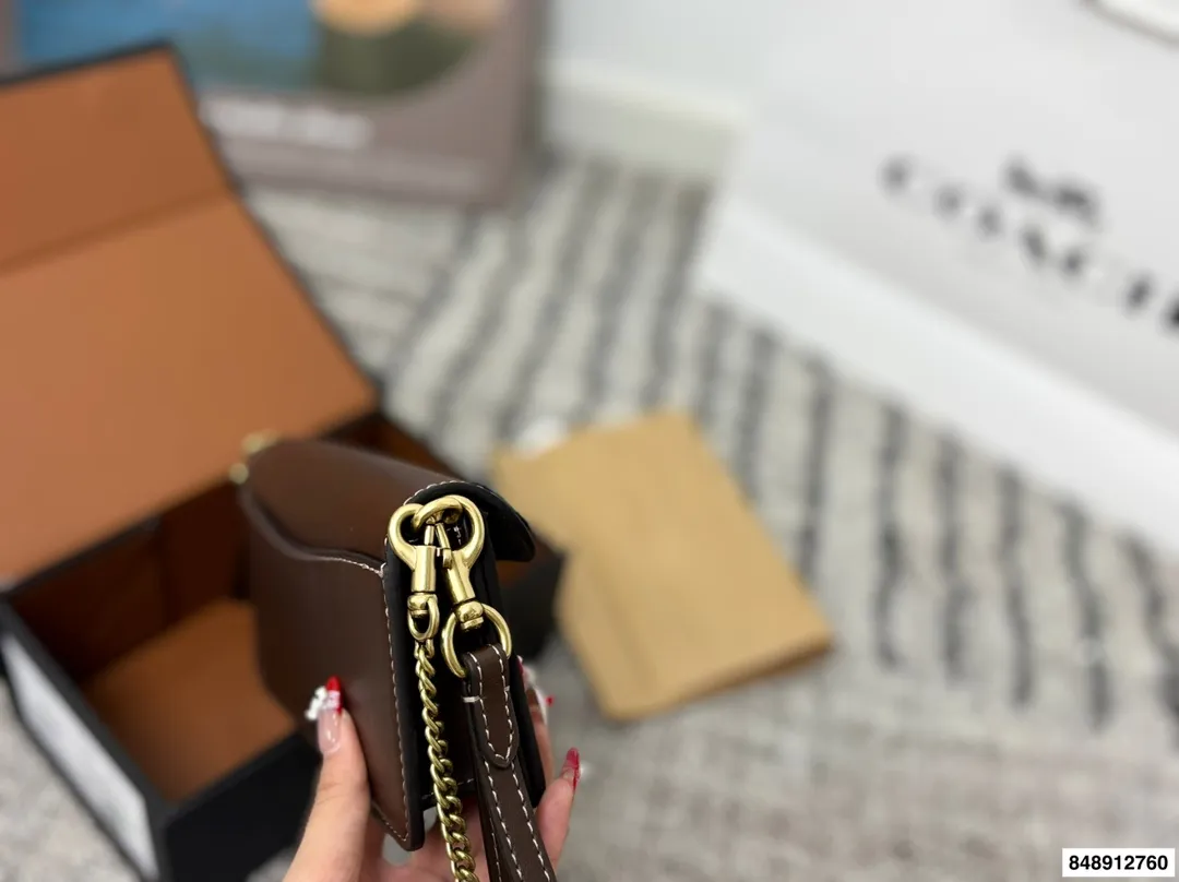 p190配礼盒🎁 coach.蔻驰酒神包新款𝘾𝙤𝙖𝙘𝙝-𝙏𝙖𝙗𝙗𝙮 这次的颜色搭配简直了 神仙配色!颜值又高又百搭 手提斜挎多用 蔻驰酒神!可爱又能装!手提斜挎都好看!尺寸:20*6*11cm