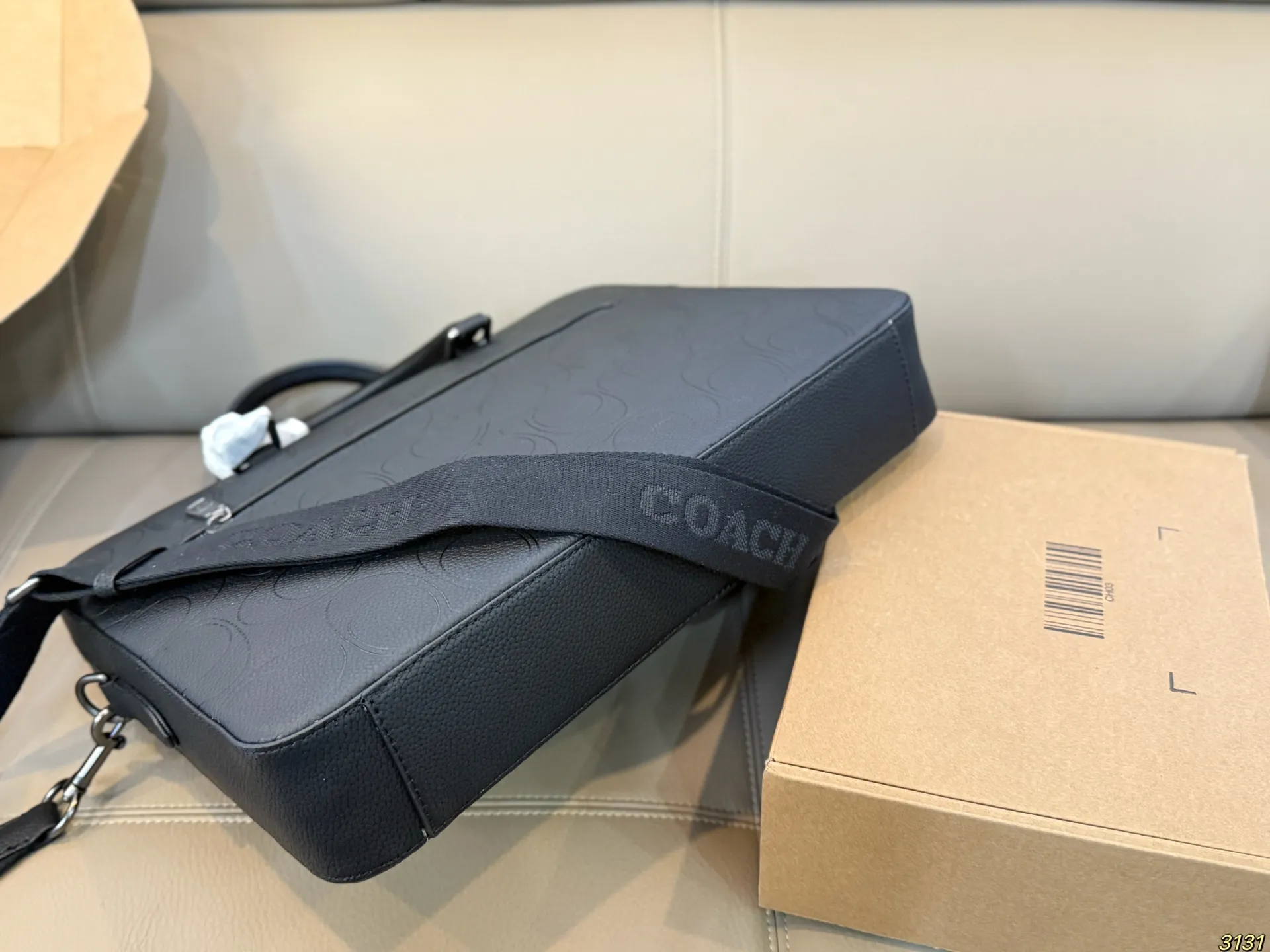 印花¥300压花¥320 蔻驰coach男士公文包 上身又酷又时尚容量超级可 任何风格都可轻松驾驭 尺寸38 27