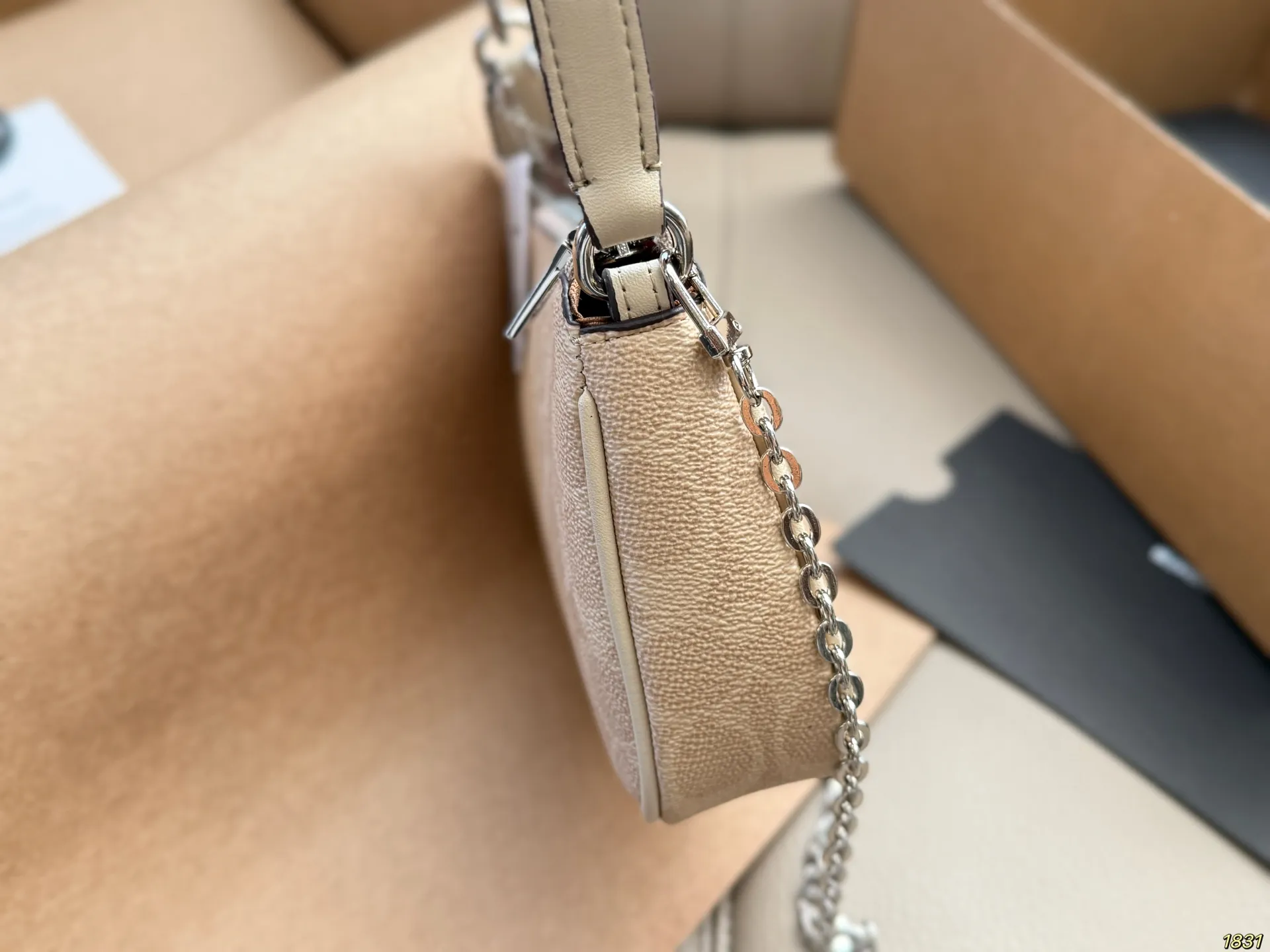 &yen;120飞机盒 蔻驰COACH腋下麻将包 颜色搭配很有复古的感觉 高级又不失优雅 超有氛围感 通勤 休闲 约会通通可搭 尺寸19 12