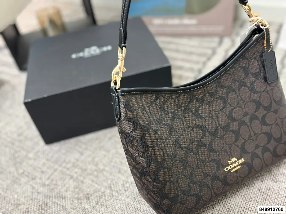 p190 配礼盒 蔻驰 新款laurel流浪包真的绝美 随性慵懒轻松拿捏 一长一短两条肩带 单肩斜挎手提腋下背 都可以随意百搭 内部有带拉链的侧兜可以用来放重要物品！ 尺寸：30*25