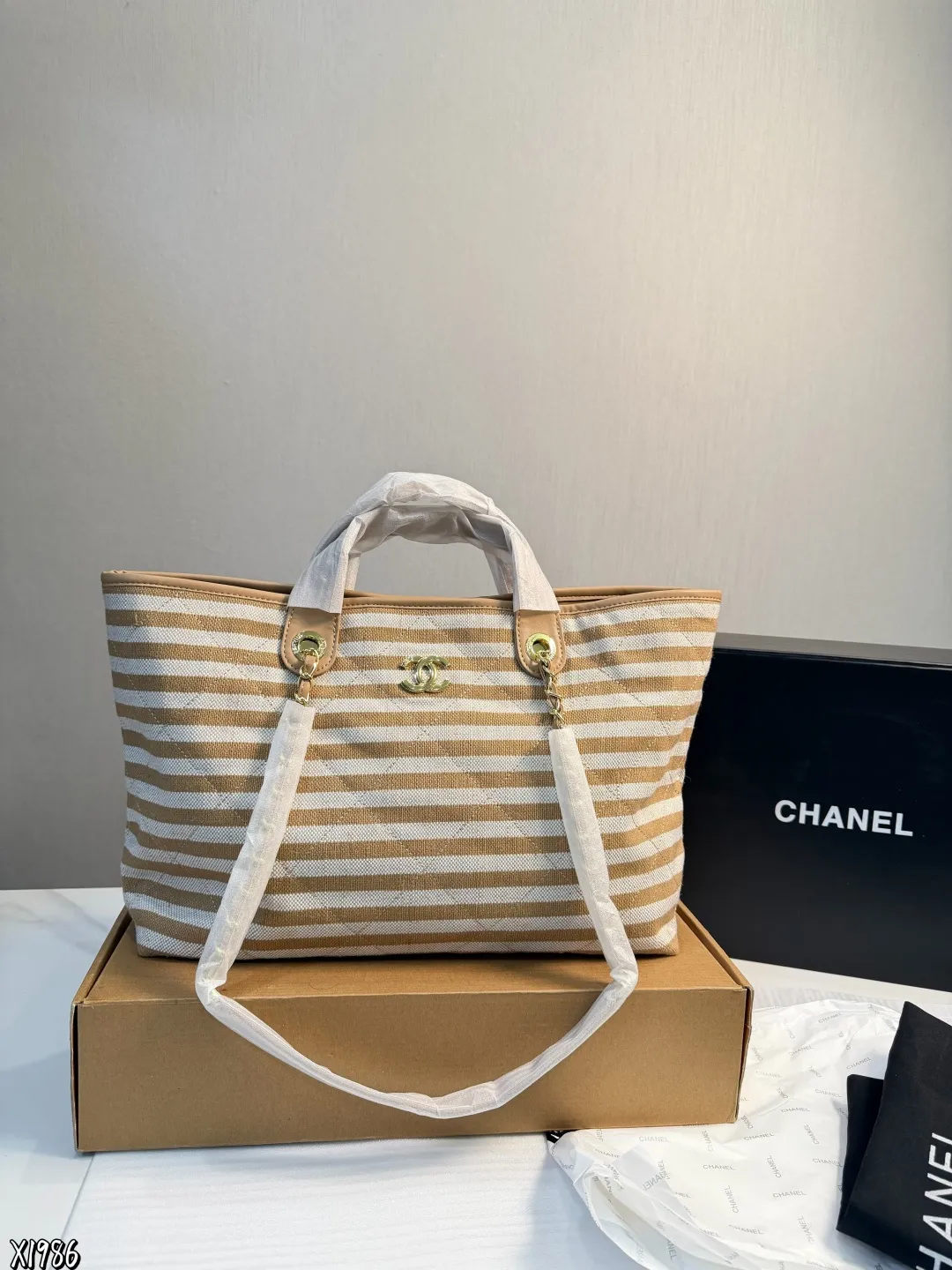 ❤️P190P180❤️ 香奈儿Chanel 沙滩腋下包 春夏新款 简约休闲的设计也深受大众喜爱 容量大轻便又时髦 非常适合日常使用 出差旅游 带娃出门 都可以轻松搭配凹造型 材质也是非常耐用的那种 可以用到天荒地老⚠️尺寸42*30 ⚠️尺寸38*27