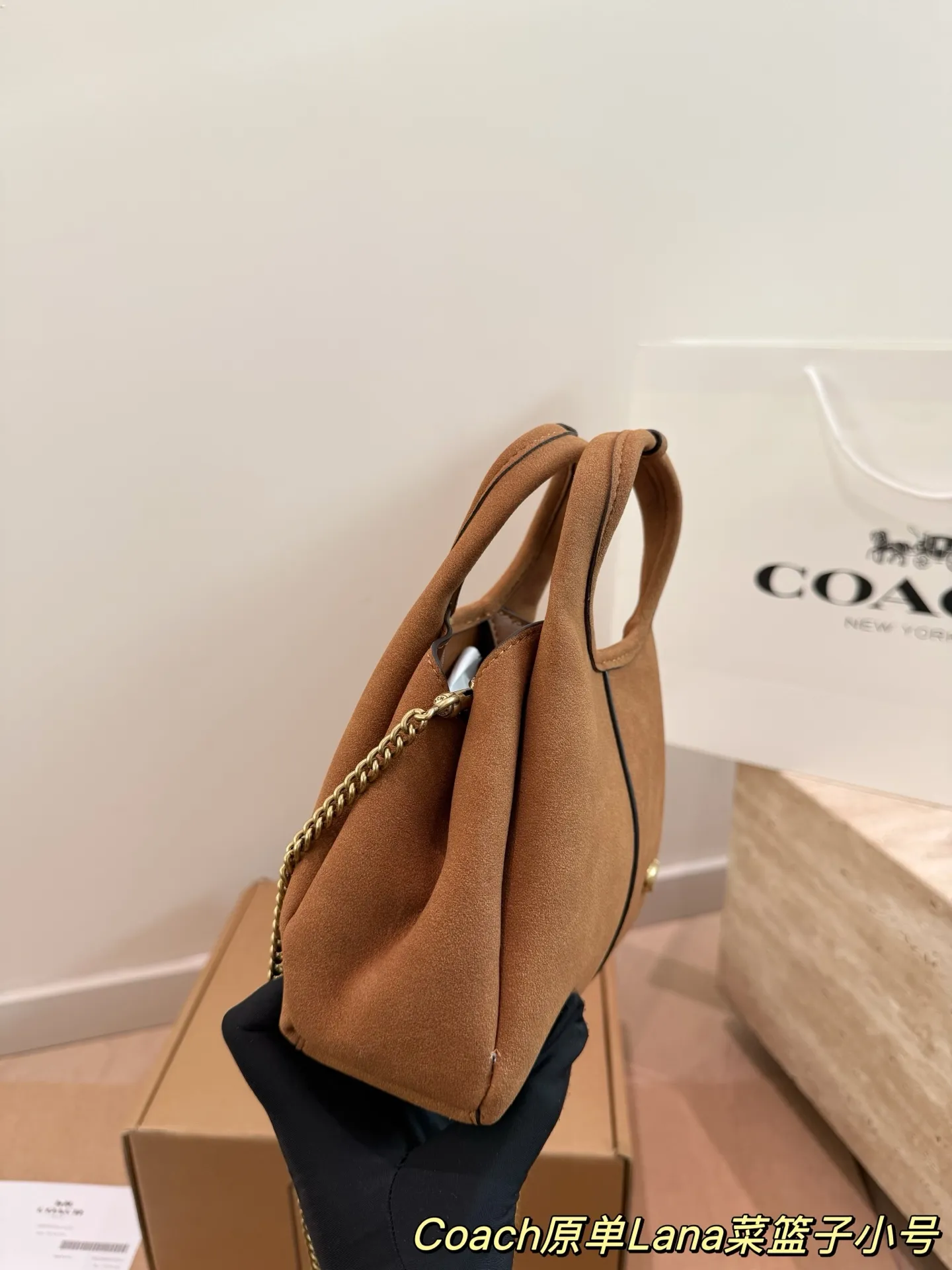 P180 P165 COACH LANA 23号单肩包 👜COACH LANA 23号单肩包,荔枝纹头层牛皮,手感柔软耐用,浅灰调超百搭,通勤休闲都能轻松驾驭✨。小巧尺寸,手提斜挎随心切换,内部隔层方便收纳手机、钥匙、口红等日常小物。金色C字Logo点缀,低调又有辨识度,简约优雅风格,秋冬大衣、针织衫都能轻松搭配,实用又时髦! 尺寸23cm16cm