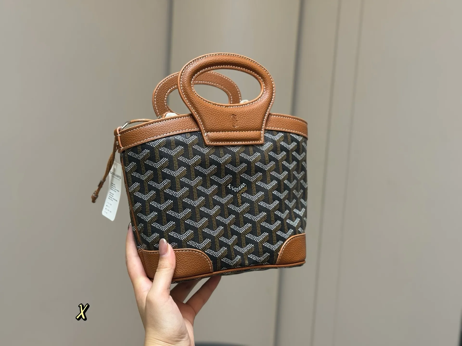 ¥170 配盒 Goyard戈雅 mini菜篮子 beluga 新款Mini beluga 圆环小水桶小菜篮子 半个手机的自重 超Q的外貌 不可小觑的容量 完美~ 尺寸:23.18cm