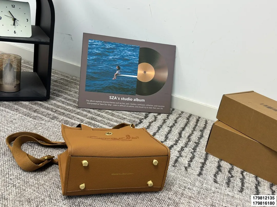 p135 p130配礼盒 size：26.19/20.14 COACH 蔻驰 Cargo tote 单宁牛仔托特包 千呼万唤的牛仔系列终于来噜～ 对牛仔真的毫无抵抗力 自己搭配小挂件会更