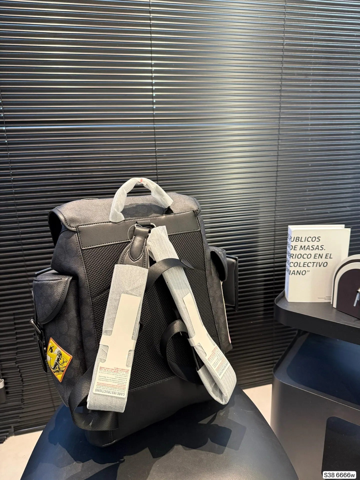 P240 蔻驰双肩包这款双肩背包可手提 可双肩，出众的实用性，充满了都市气息的同时，又不失优雅与温柔，满满的设计感在这个包上体现得淋漓尽致，无论是日常使用还是出差旅行都是非常不错的选择。尺寸29 43货号6666