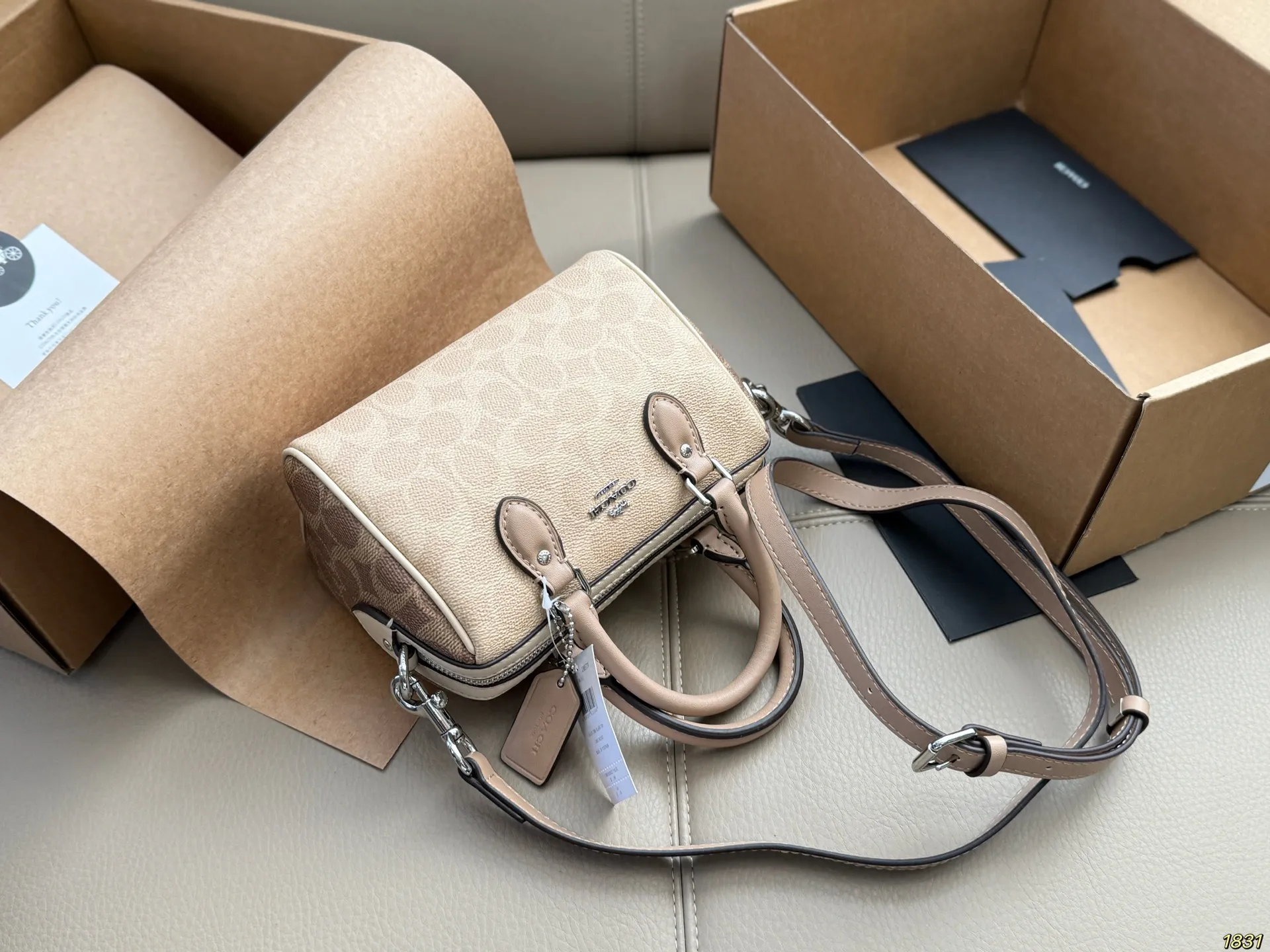 ¥150飞机盒 coach蔻驰枕头包 经典设计 时尚百搭 容量是真的可 可手提 可斜挎 上身绝美 尺寸 17 12