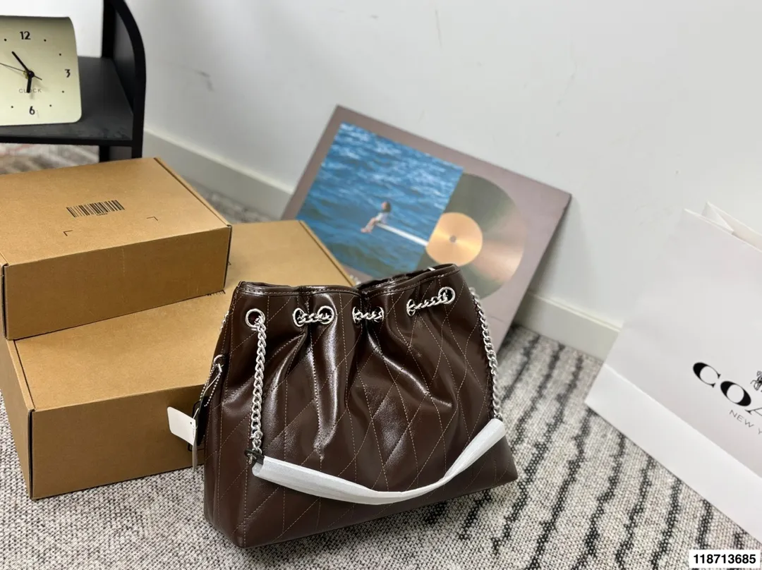 p185配礼盒 蔻驰Coach新款腋下包 流浪包麂皮质感太好啦 颜色搭配很有复古的感觉 高级又不失优雅 超有氛围感 通勤 休闲 约会通通可搭 尺寸34.26