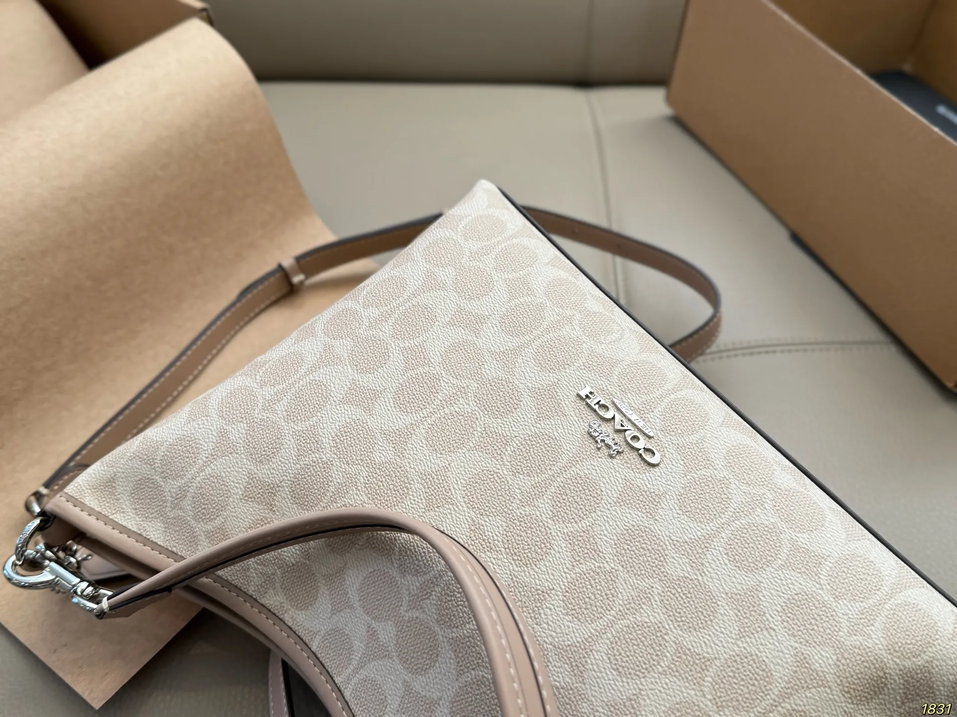 &yen;160/&yen;140飞机盒 蔻驰COACH腋下包 配长肩带 单肩斜挎皆可 颜色搭配很有复古的感觉 高级又不失优雅超有氛围感 通勤 休闲 约会通通可搭 尺寸29 20/19 13