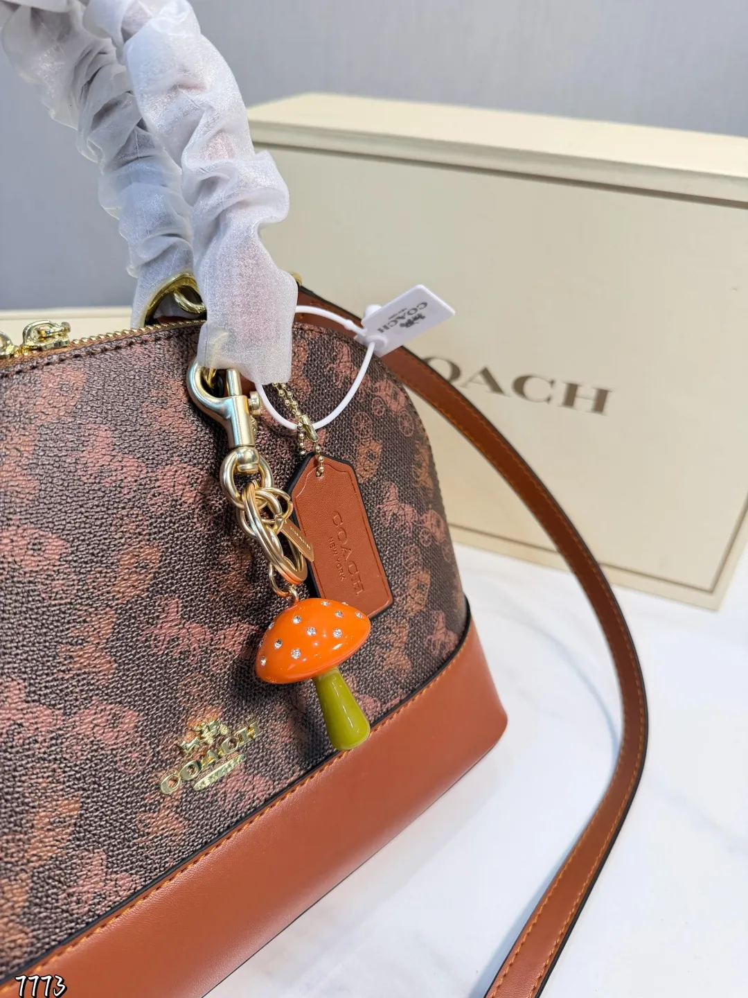 ❤️P165（礼盒包装）❤️ Coach蔻驰贝売包 贝壳作为通勤包，圆润的包身让人觉得与众不同，特别优雅。可以手提可以斜挎的多用设计，大容量的内里空间，爱了爱了。尺寸25*19cm