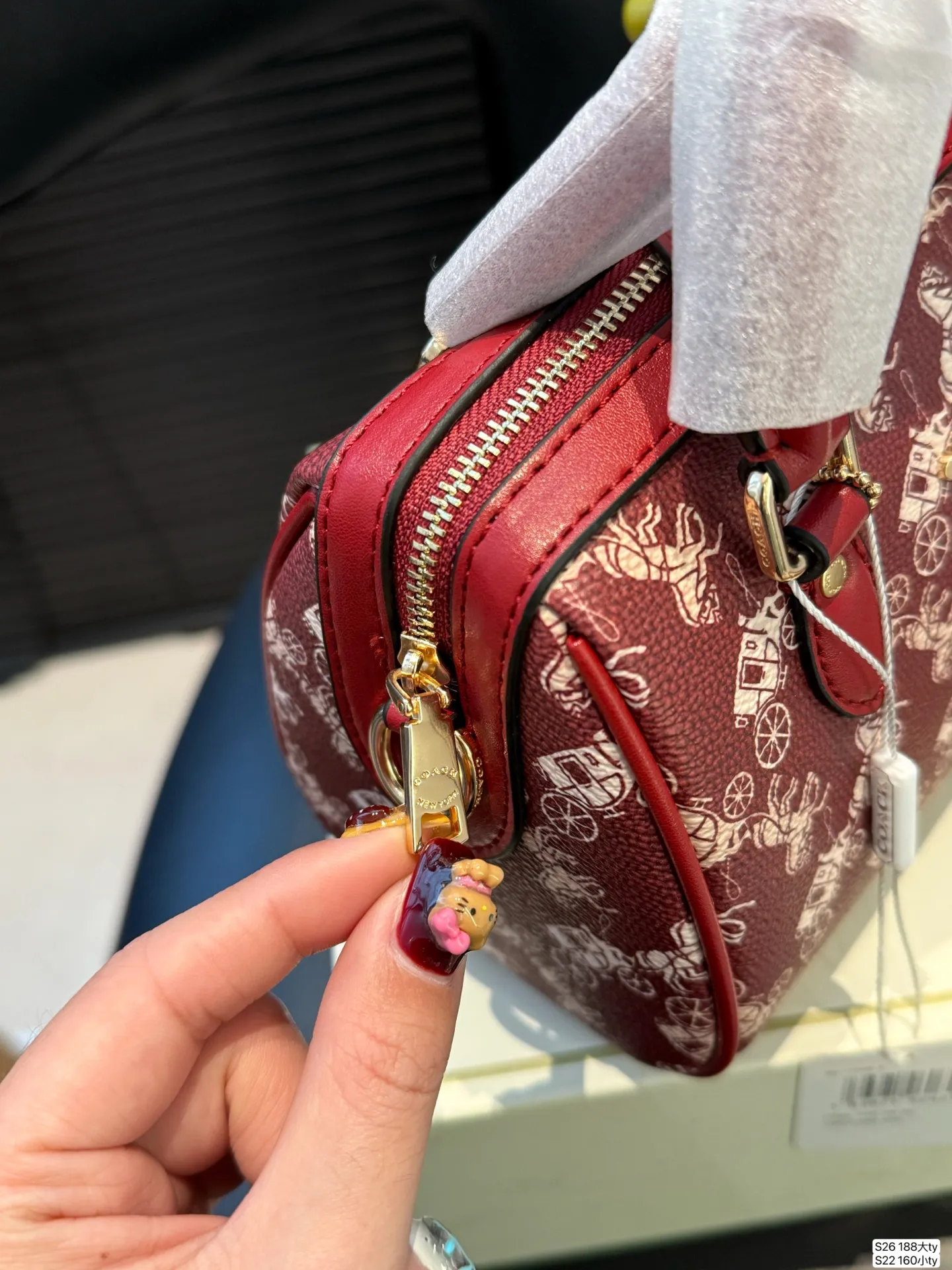 大号P180 小号P160 配盒子 COACH 2026 款 1月🆕可爱起来真的是没边🎀 让我们一起给生活，一点&ldquo;颜色&rdquo;瞧瞧[耶R] 在非黑即白的都市背景下，手袋是跳跃的一抹彩虹，为生活增添了彩色的调和剂❤️ 尺寸大号25 17 小号17 12 货号大号188 小号160