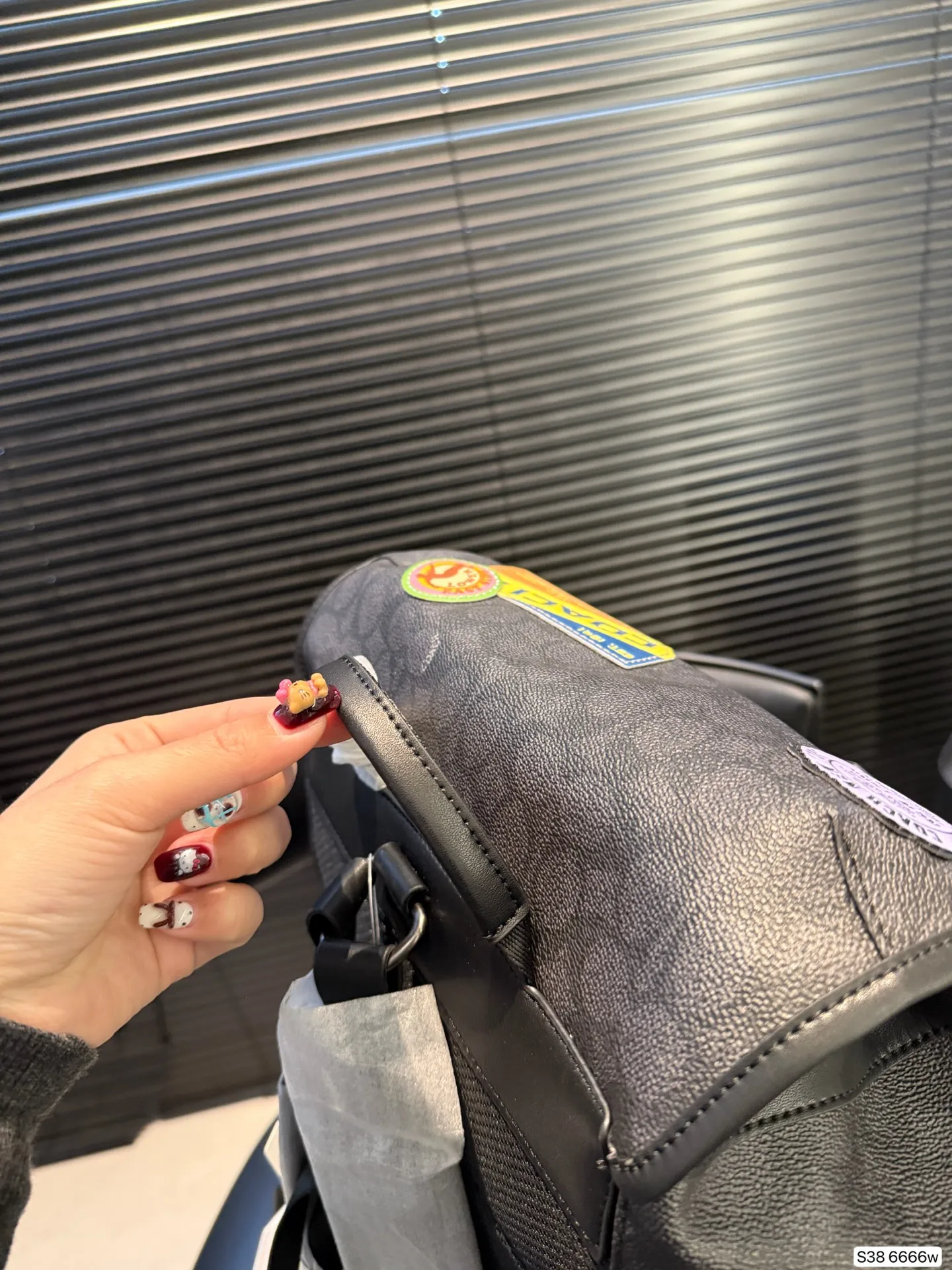 P240 蔻驰双肩包这款双肩背包可手提 可双肩，出众的实用性，充满了都市气息的同时，又不失优雅与温柔，满满的设计感在这个包上体现得淋漓尽致，无论是日常使用还是出差旅行都是非常不错的选择。尺寸29 43货号6666