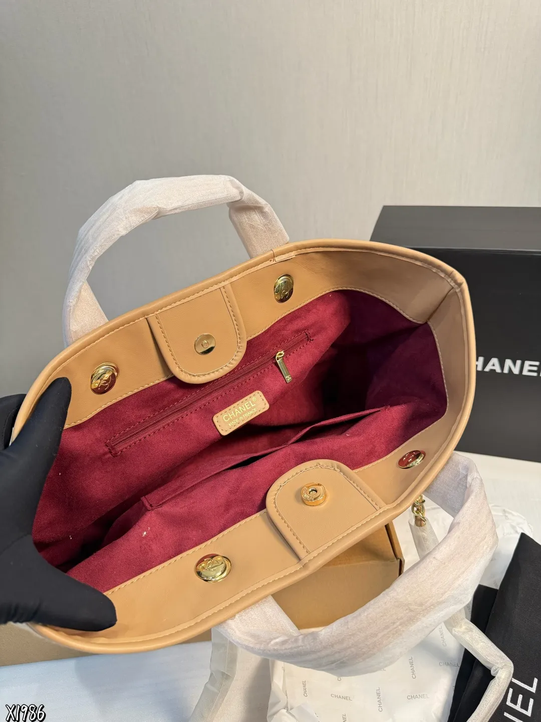 ❤️P190P180❤️ 香奈儿Chanel 沙滩腋下包 春夏新款 简约休闲的设计也深受大众喜爱 容量大轻便又时髦 非常适合日常使用 出差旅游 带娃出门 都可以轻松搭配凹造型 材质也是非常耐用的那种 可以用到天荒地老⚠️尺寸42*30 ⚠️尺寸38*27