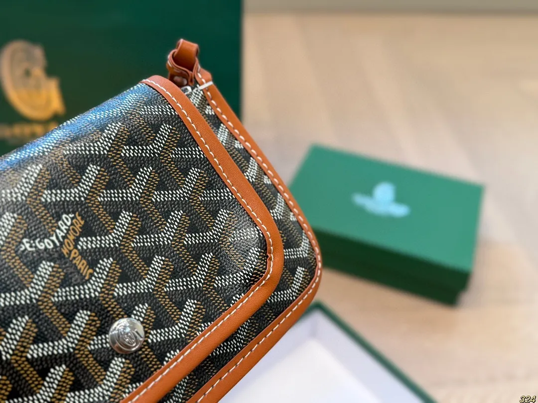 ¥120配盒 戈雅goyard woc小挎包 ootd夏日包包新包包包包我爱这个色 真的超级推荐goyard的包包时髦又实用好多款我都入了不同颜色可见我是真爱 尺寸20 12