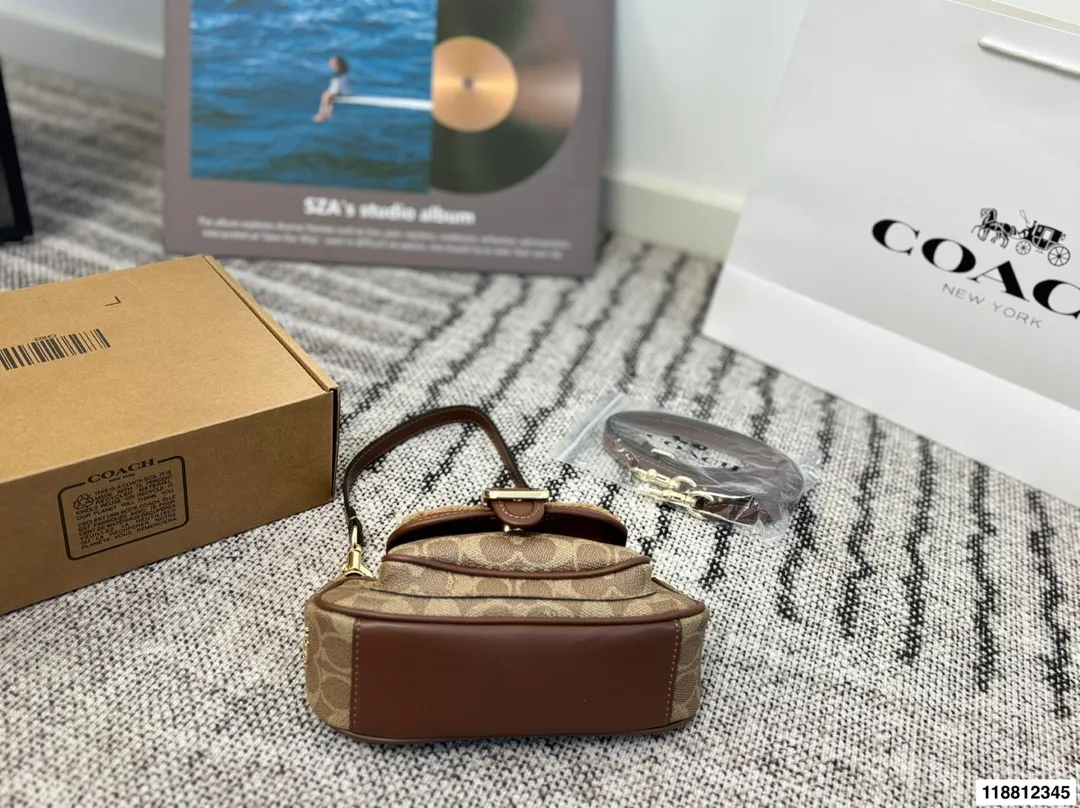 p155 尺寸20×10飞机盒 COACH蔻驰Ashton迷你 日常出街超适合。 秋冬搭配大衣毛衣超有氛围感。 还能装口红,钥匙等小物,实用又时髦