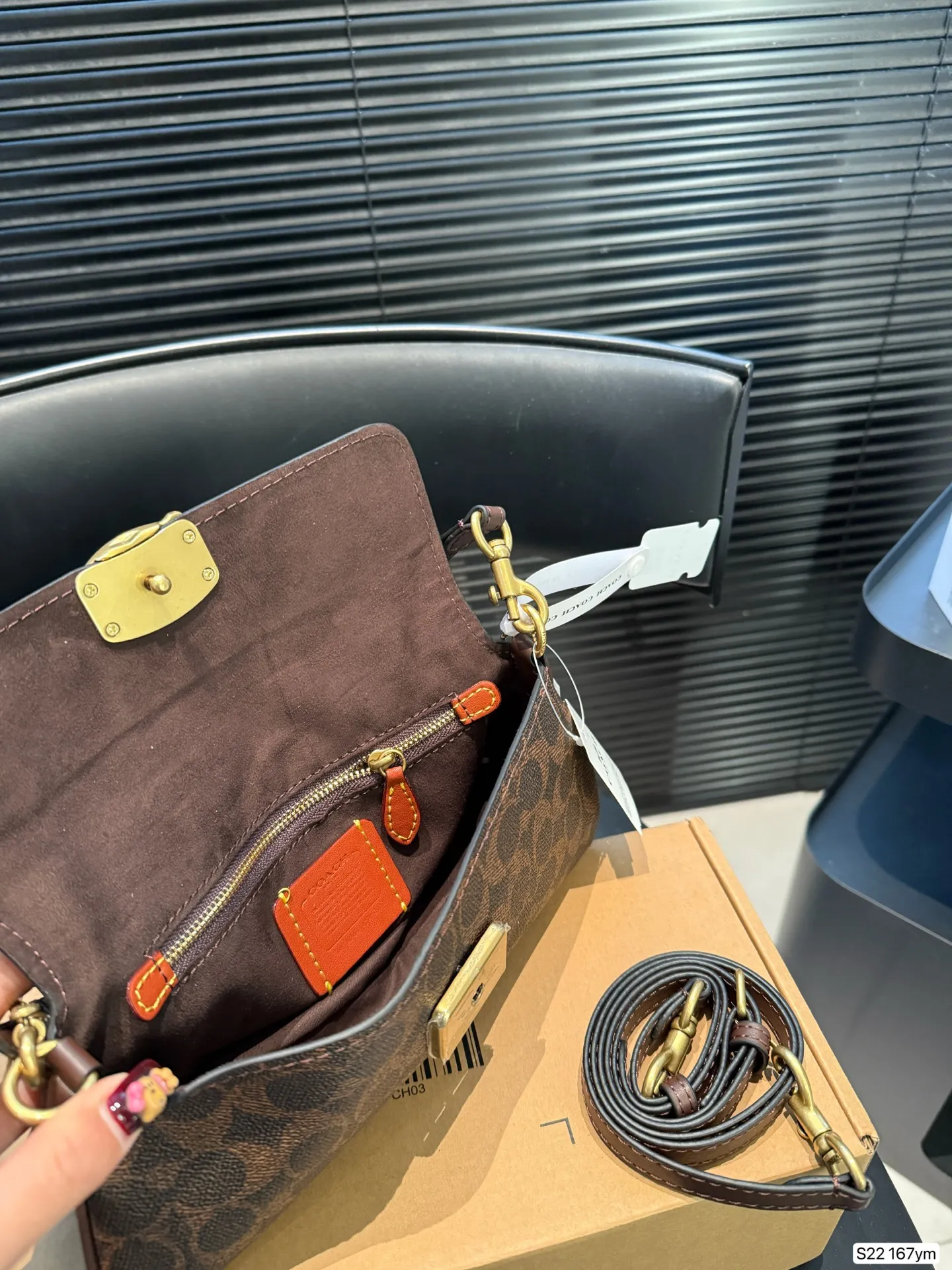 P160 配盒子蔻驰coach 5月新款 蔻驰5月新款JET 单肩包 经典老花涂层帆布,光滑面皮 梯形包身 小巧精致 极具现代时尚风格 可拆卸双肩带设计 适配多种场合搭配 尺寸25 12 货号167