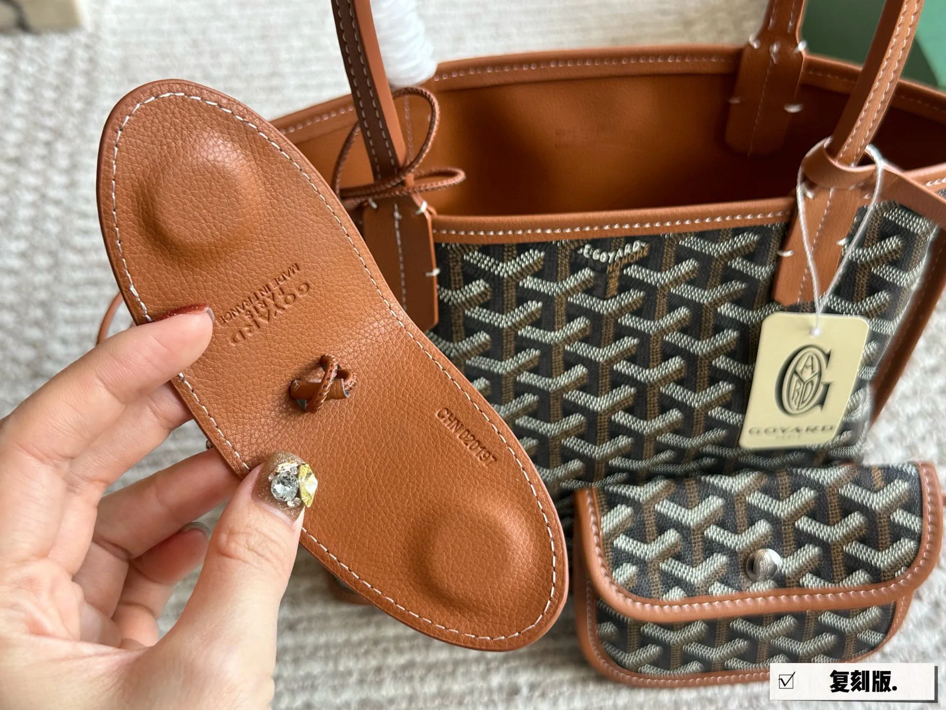 复刻版 💰155 配盒 size:20*19cm 戈雅购物袋🛍️ 属于这个季节的迷你购物袋 完美1:1定制 Goyard狗牙红色限定 实物真的很有质感, 新年本命包!