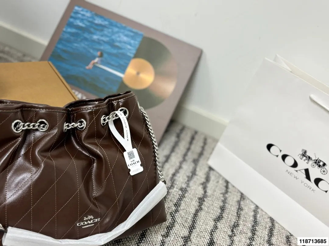 p185配礼盒 蔻驰Coach新款腋下包 流浪包麂皮质感太好啦 颜色搭配很有复古的感觉 高级又不失优雅 超有氛围感 通勤 休闲 约会通通可搭 尺寸34.26