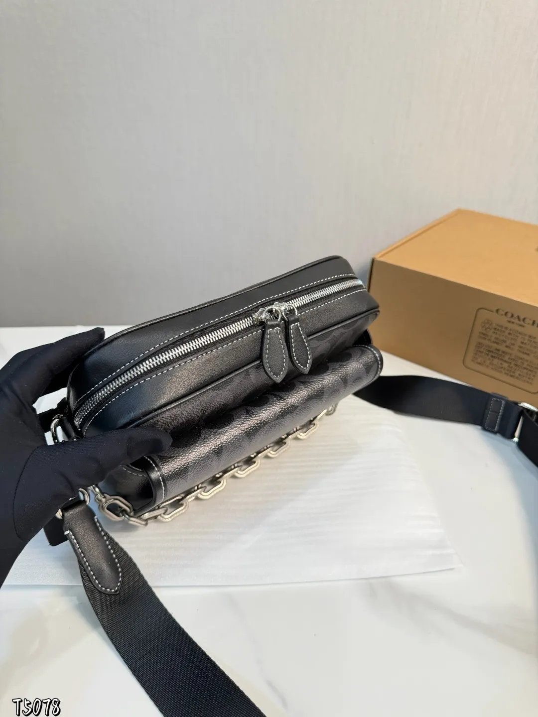 ❤️p165(礼盒包装)❤️ C家 新品黑色 男生都会喜欢的相机包! 款式对于男生来说真的太友好了又能装又百搭 搜索🔍蔻驰 coach 男包尺寸:24*6*18