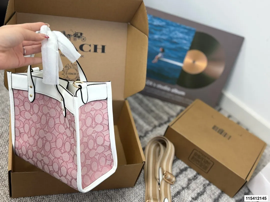 P135 配盒子 蔻驰托特包.手提单肩斜挎包.不管是自用还是送人都很棒!进口五金件.实用大气!简单大方.超大容量,满足你一切需要!!可轻松放置随身必备品!超级赞.这款包给我第一感觉就是太实用.手感特别好.抓紧入.颜值于适用集一身.真的好看实用.都留个!尺寸: 22.21