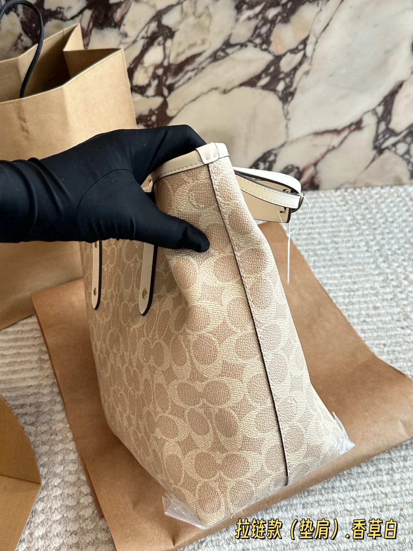 ¥155 ✈️飞机盒 配礼品袋(垫肩款) size:底宽30上宽40*高35 c家 单面拉链款托特包/购物袋 大爆款 分分钟断货! 搭配不同衣服 一年四季都可以用! 搜索🔍coach 购物袋