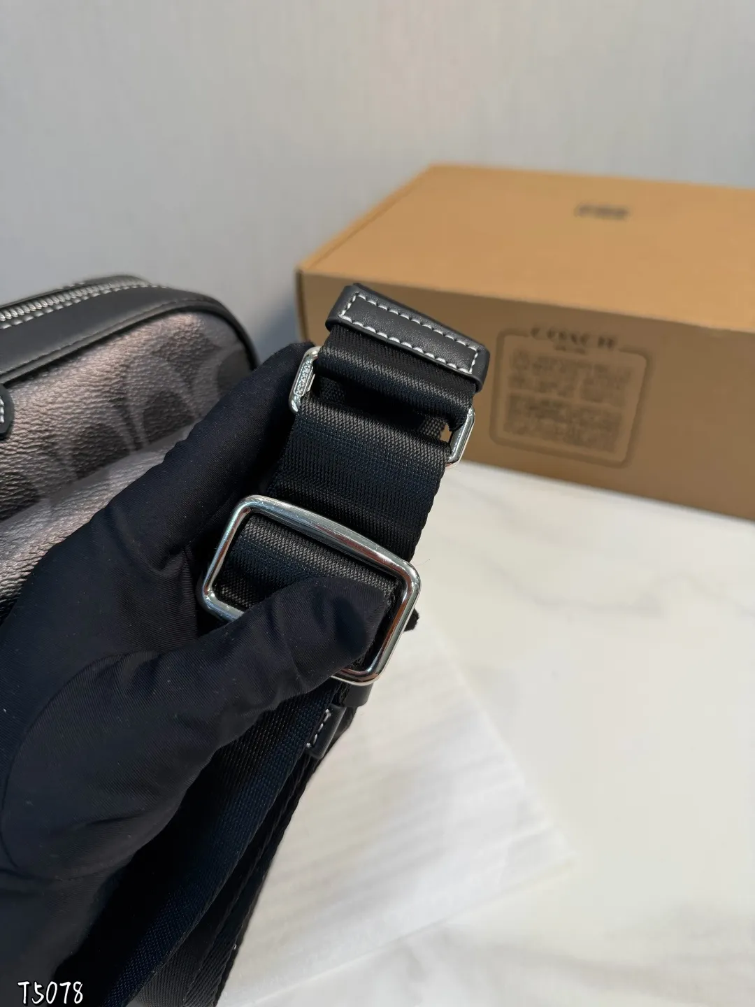 ❤️p165(礼盒包装)❤️ C家 新品黑色 男生都会喜欢的相机包! 款式对于男生来说真的太友好了又能装又百搭 搜索🔍蔻驰 coach 男包尺寸:24*6*18