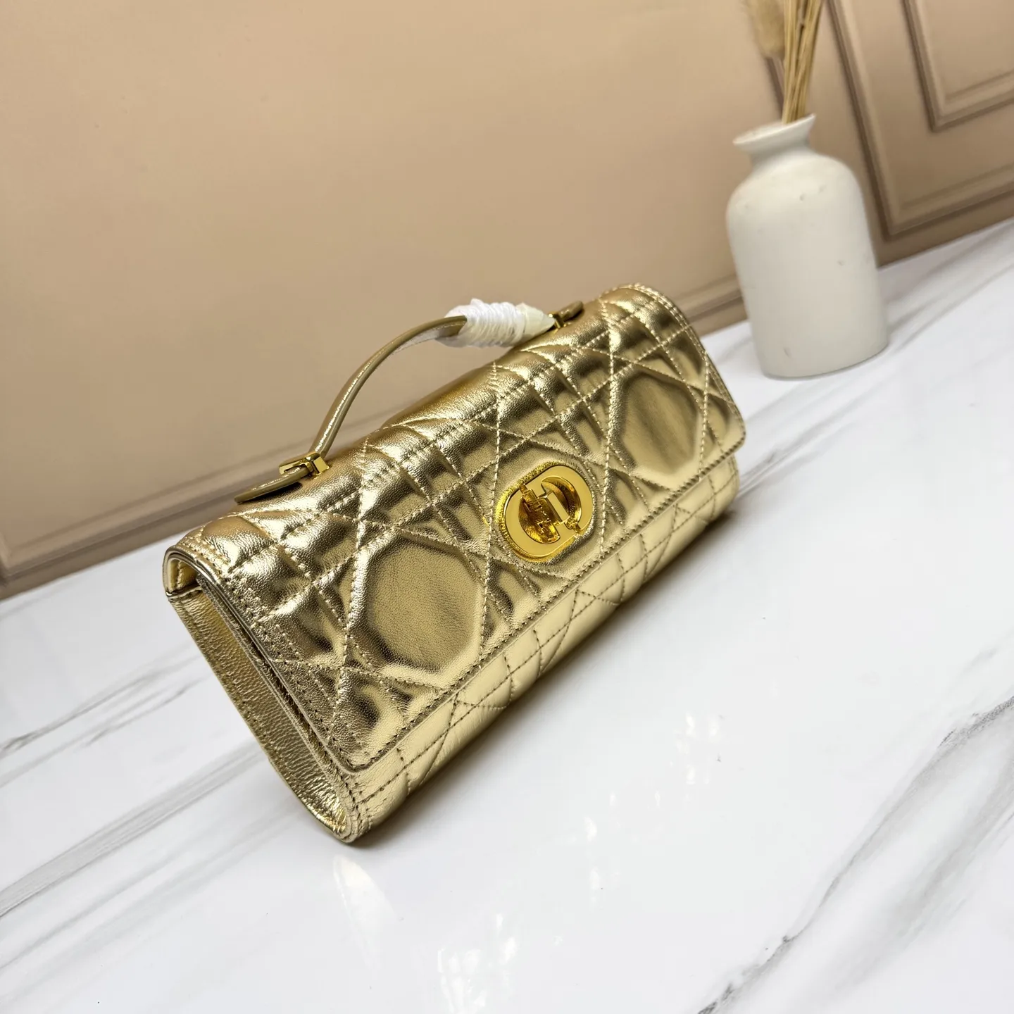 💰205包邮‼️ CE 秋冬系列新品TEEN LOLA 登场 ✅奶昔好物推荐 📖 凯旋门家族又一封神作、黑金handle case 上线🈺 斜跨肩带🉑️延长至57cm,手柄设计拎起来非常千金感✴️ 恰到好处的精致感,小巧又实用,堪称造型王者 秋冬衣櫉必备 尺寸:22*11*5cm