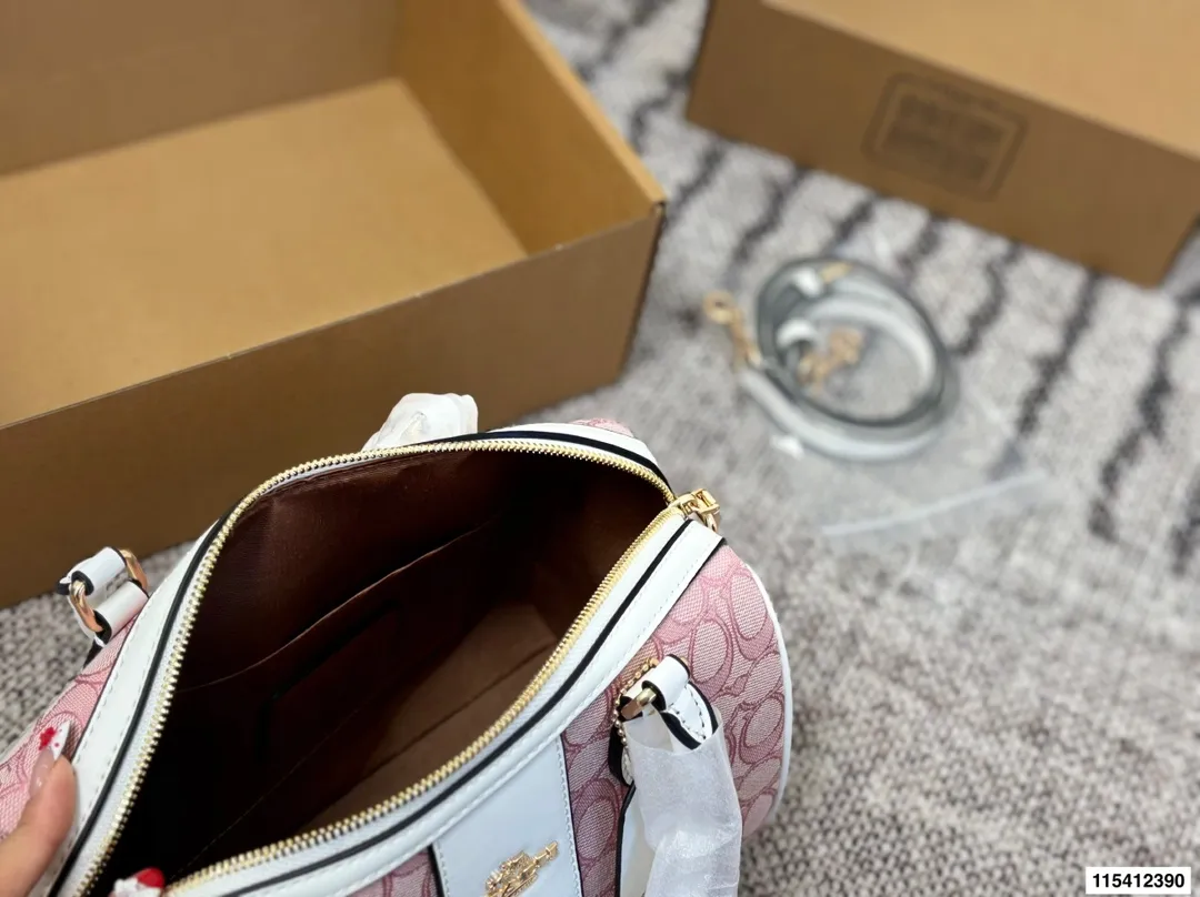 p150飞机盒 coach蔻驰枕头包 时尚百搭容量是真的可 可手提 可斜挎 上身绝美 尺寸 25 16