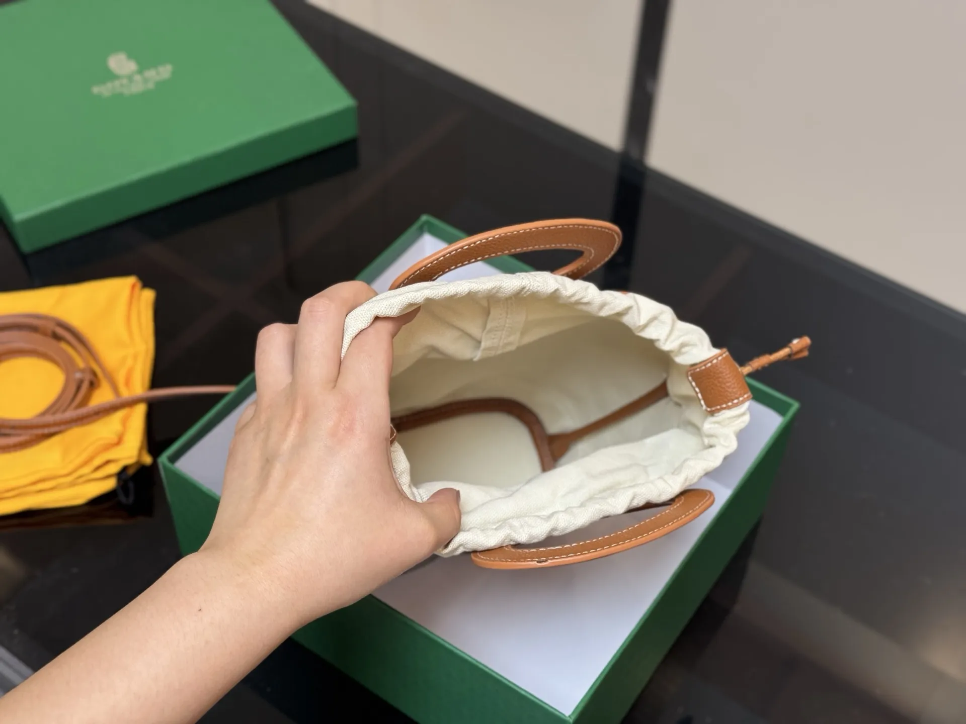 &yen;170 配盒 Goyard戈雅 mini菜篮子 beluga 新款Mini beluga 圆环小水桶小菜篮子 半个手机的自重 超Q的外貌 不可小觑的容量 完美～ 尺寸:23.18cm