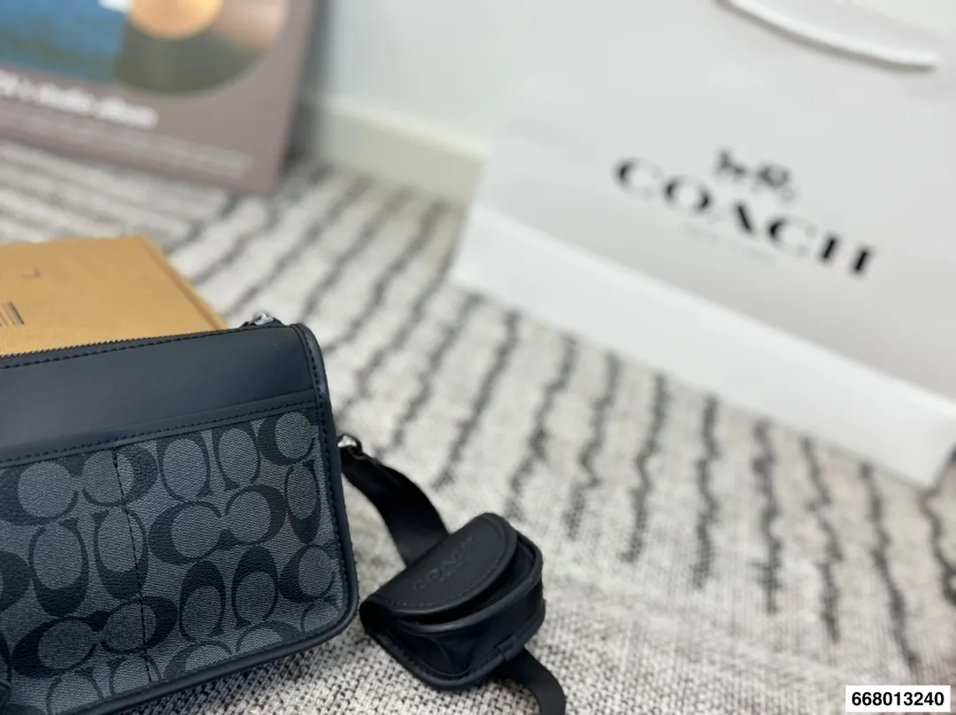 p140配礼盒 Coach男士相机包 拉链斜挎包 也可以拆掉肩带当手包 也可以背在胸前当胸包 多种背法 尺寸24.15