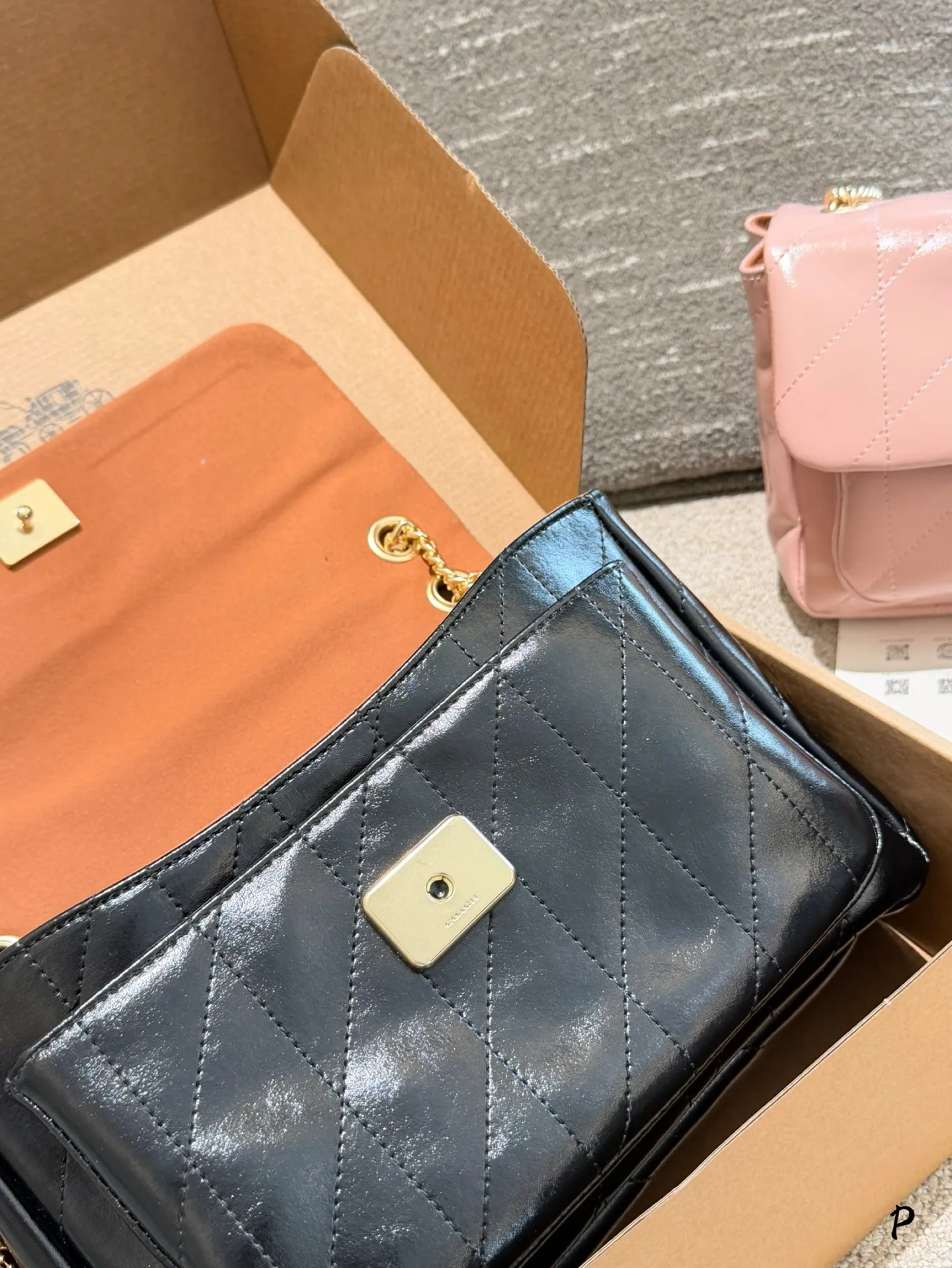 p175 Coach 蔻驰新款，太美了！ 这款菱格纹Coach包太戳通勤审美了&mdash;&mdash;油亮皮质衬着金色Logo，金链肩带搭白衬衫+黑针织马甲，利落里带点复古贵气，日常通勤或轻社交都能稳稳拿捏质感。