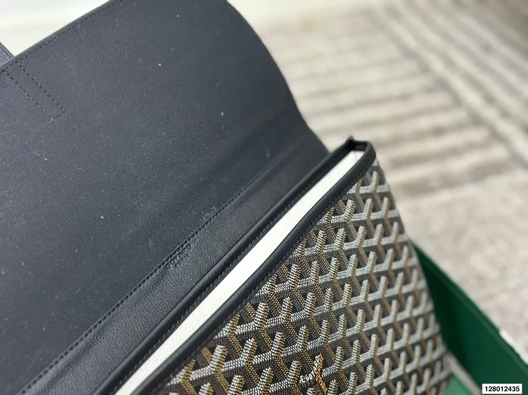 P165 配折叠盒子 戈雅邮差包 作为一个女生,每次出的男包都好看到我想拥有!它是一只扁身邮差哦,包包肩带的扣子是在包身背面的所以斜挎起来时更贴合身体骑行爬山背它也完全OK真的一点都不累赘 尺寸:32 26 货号440