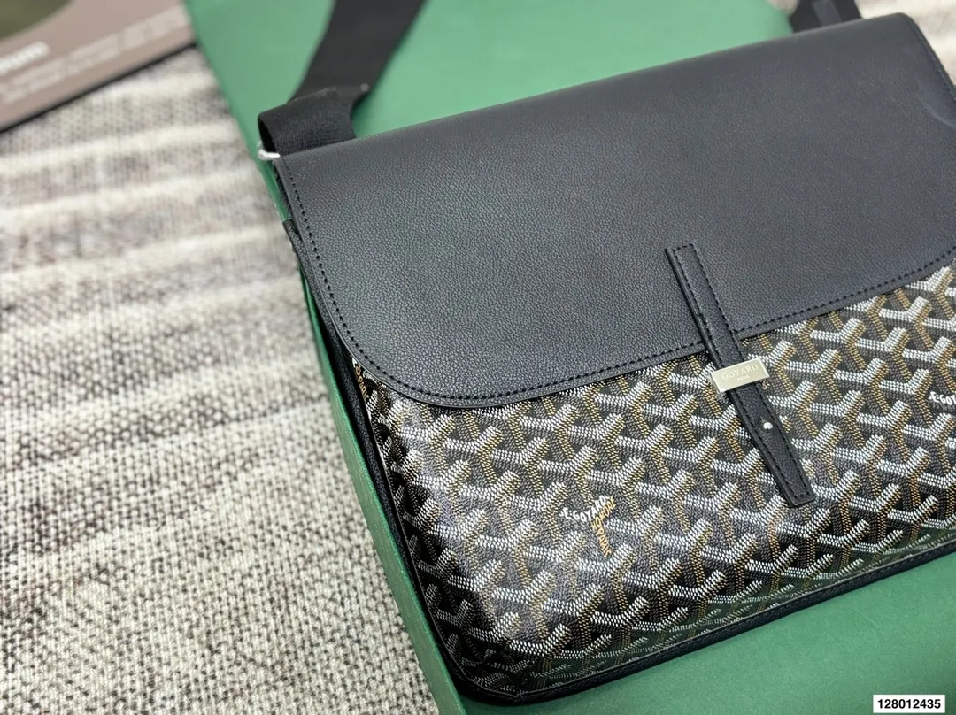 P165 配折叠盒子 戈雅邮差包 作为一个女生,每次出的男包都好看到我想拥有!它是一只扁身邮差哦,包包肩带的扣子是在包身背面的所以斜挎起来时更贴合身体骑行爬山背它也完全OK真的一点都不累赘 尺寸:32 26 货号440