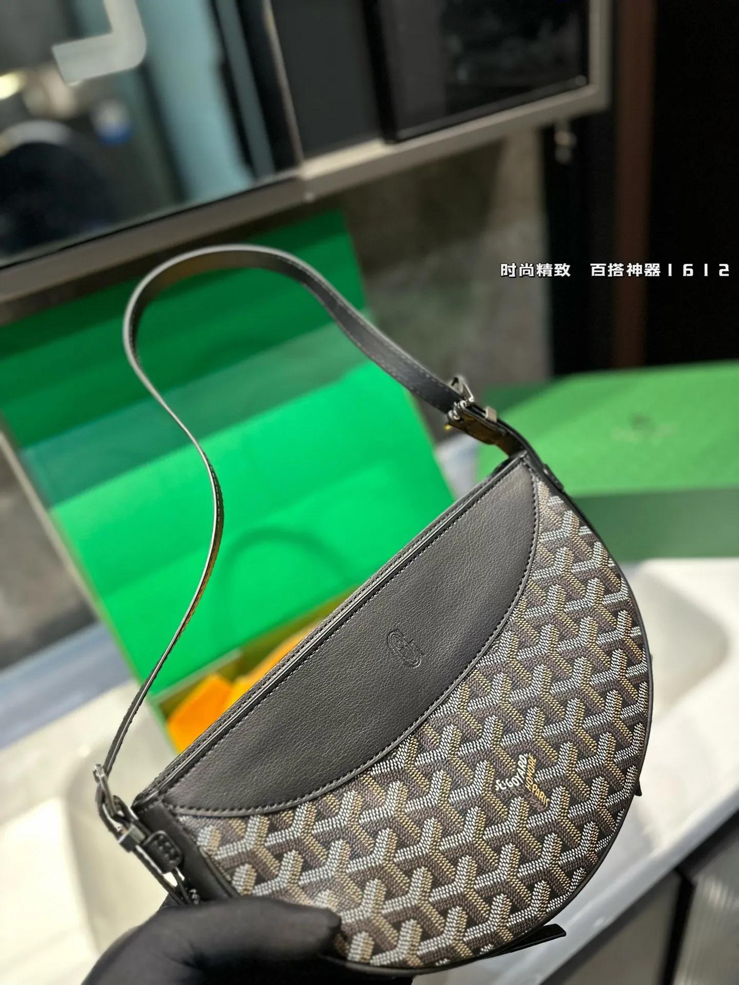 ❤️p185（礼盒包装）❤️ 拥有新包就拥有好心情！Goyard燕子包简单的穿搭永远不过时，舒服随性耐看！搭配一只棕色 goyard，点亮一下整体造型，秋冬配棕色实在太好看了！入手最近新出的goyard 燕子包，实物太美丽了！容量也十分乐观，可装下兩伞钱包粉饼口红等，肩带可调节，背法多样，可单肩可斜背可腋下！果然是一只实用又时髦百搭的包！！！尺寸23 16cm