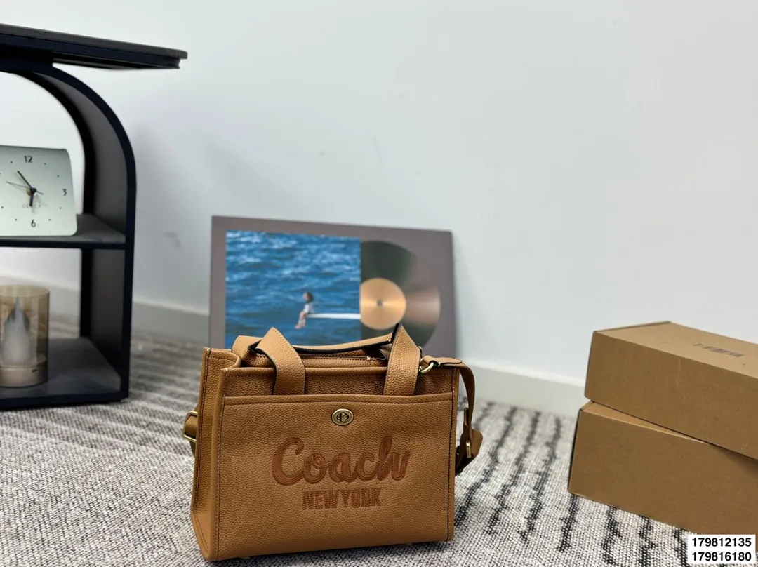 p135 p130配礼盒 size:26.19/20.14 COACH 蔻驰 Cargo tote 单宁牛仔托特包 千呼万唤的牛仔系列终于来噜~ 对牛仔真的毫无抵抗力 自己搭配小挂件会更