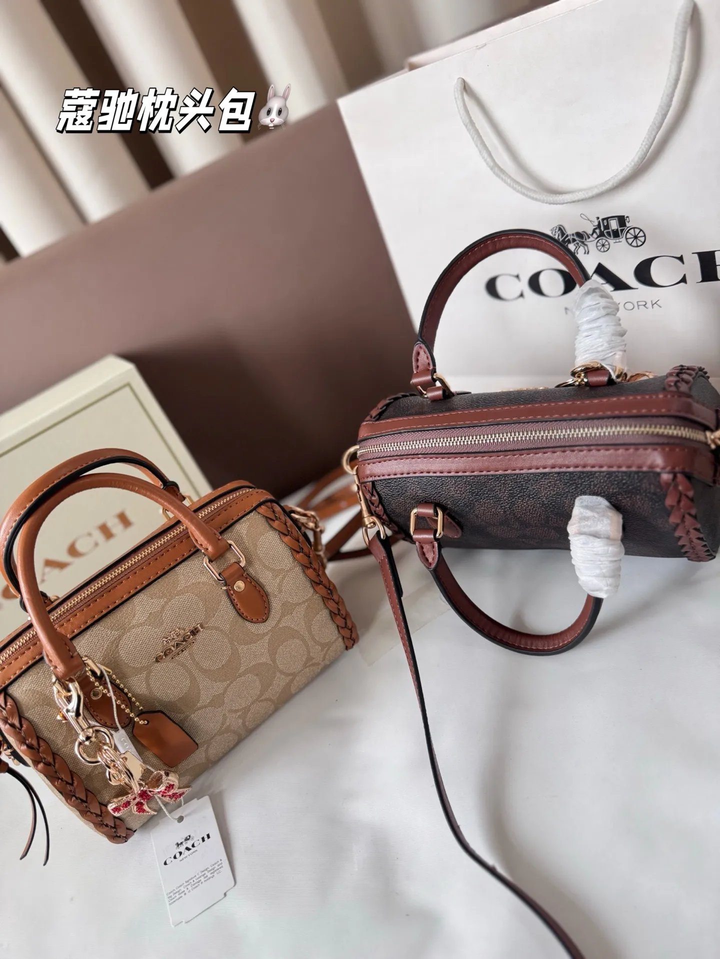 P165 配盒子 蔻驰枕头包出货 专柜同步 最新款 ❤️❤️🔥超级实用的款式 手提 斜挎多用款 原版电镀五金带logo 超级大牌 ‼️时尚百搭款式 不挑年龄段 喜欢的抓紧自留啦 尺寸：18*13