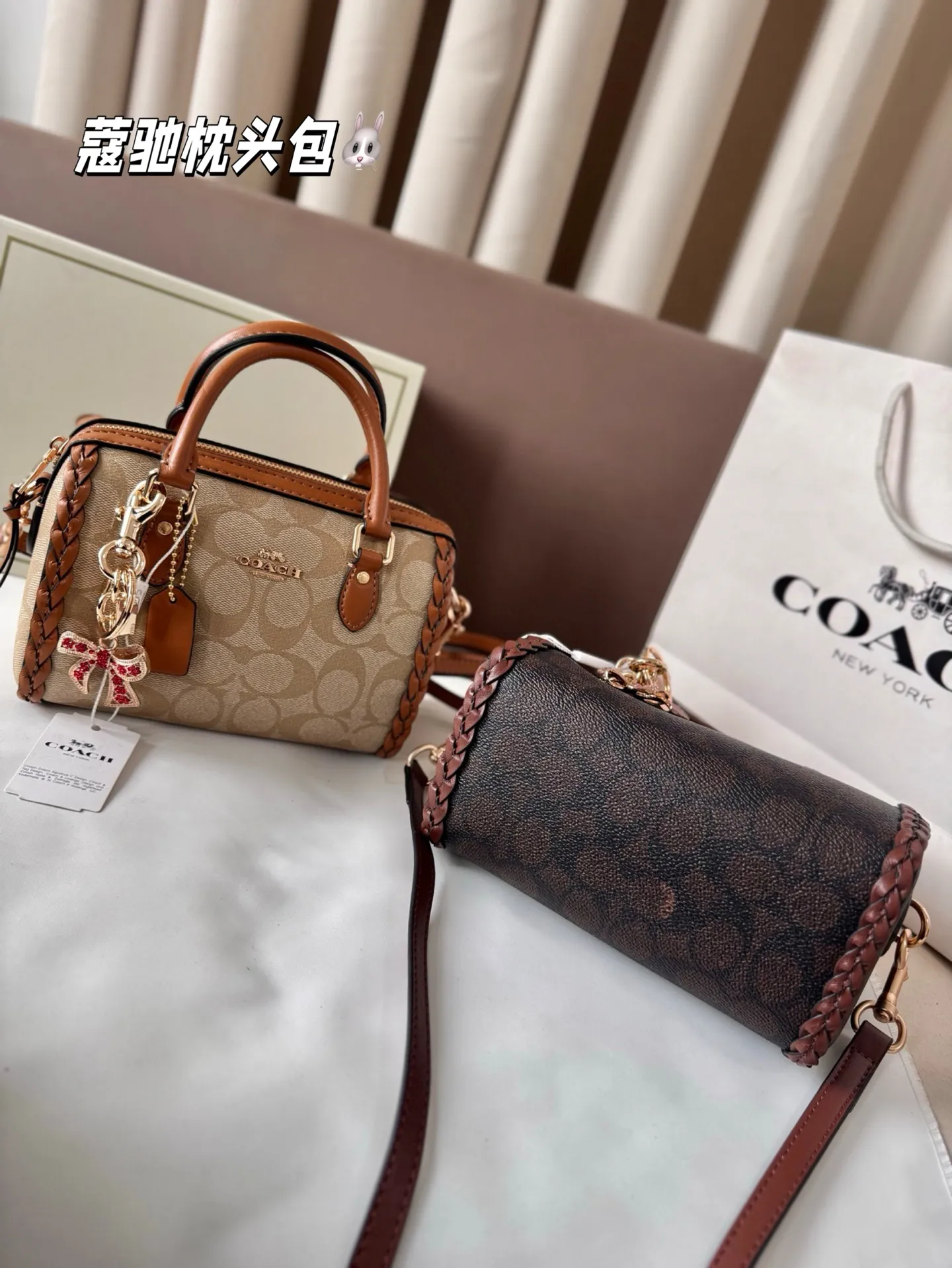 P165 配盒子 蔻驰枕头包出货 专柜同步 最新款 ❤️❤️🔥超级实用的款式 手提 斜挎多用款 原版电镀五金带logo 超级大牌 ‼️时尚百搭款式 不挑年龄段 喜欢的抓紧自留啦 尺寸:18*13