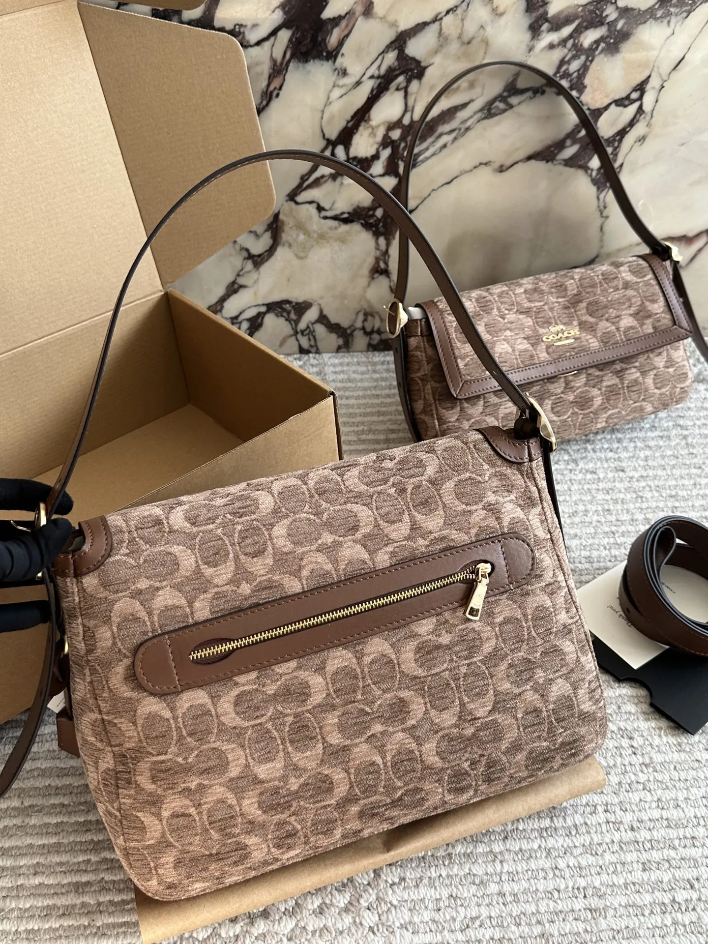 💰175 配盒 size：30 20cm C家 秋冬新品人气王 手提/腋下/斜挎/ 两根肩带 可调节长短 可切换不同风格哦！