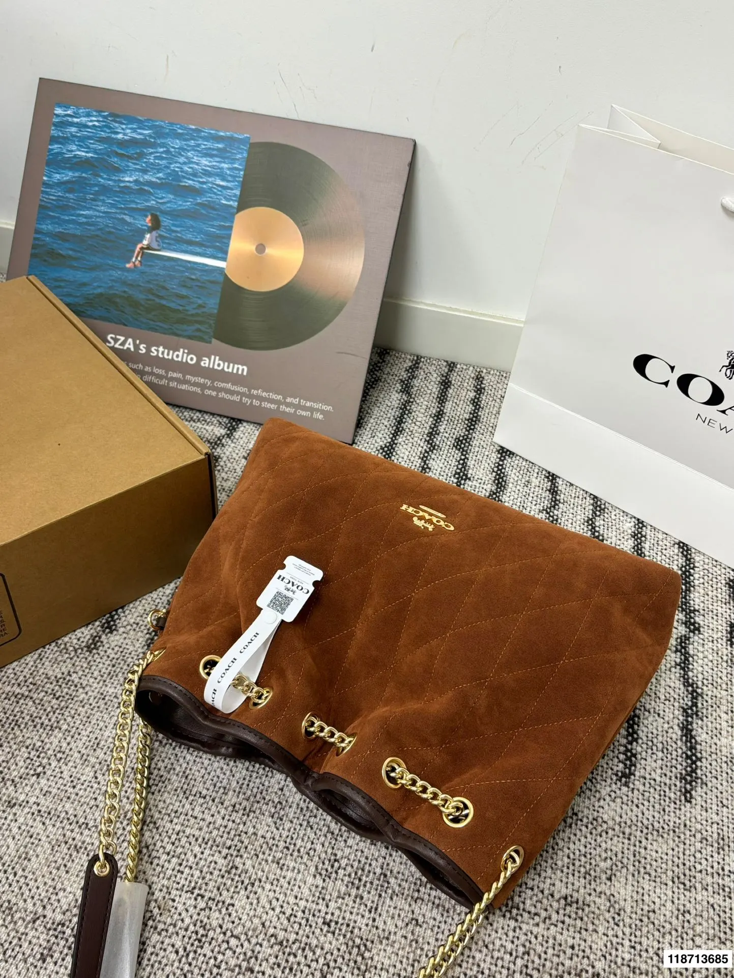 p185配礼盒 蔻驰Coach新款腋下包 流浪包麂皮质感太好啦 颜色搭配很有复古的感觉 高级又不失优雅 超有氛围感 通勤 休闲 约会通通可搭 尺寸34.26