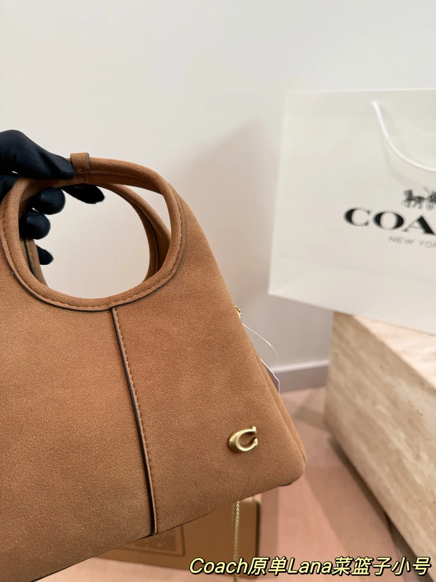 P180 P165 COACH LANA 23号单肩包 👜COACH LANA 23号单肩包,荔枝纹头层牛皮,手感柔软耐用,浅灰调超百搭,通勤休闲都能轻松驾驭✨。小巧尺寸,手提斜挎随心切换,内部隔层方便收纳手机、钥匙、口红等日常小物。金色C字Logo点缀,低调又有辨识度,简约优雅风格,秋冬大衣、针织衫都能轻松搭配,实用又时髦! 尺寸23cm16cm