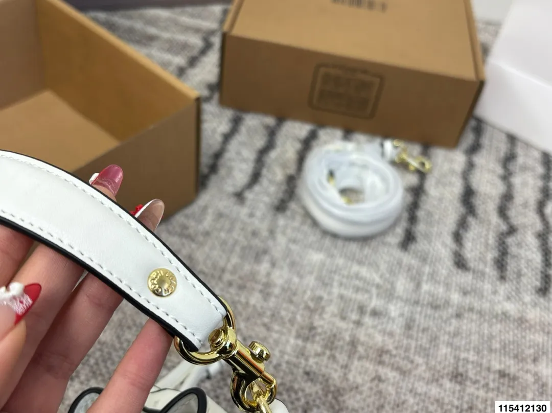 P130 Coach 配盒子 蔻驰水桶包 今天分享的这只包包和以往的水桶包有很大的区别哦 搭配感完全不一样 这只包包会更加淑女一些 采用抽绳系设计 便于开合使用 并且空间非常大 清新夏日 时髦轻便超百搭尺寸18.17