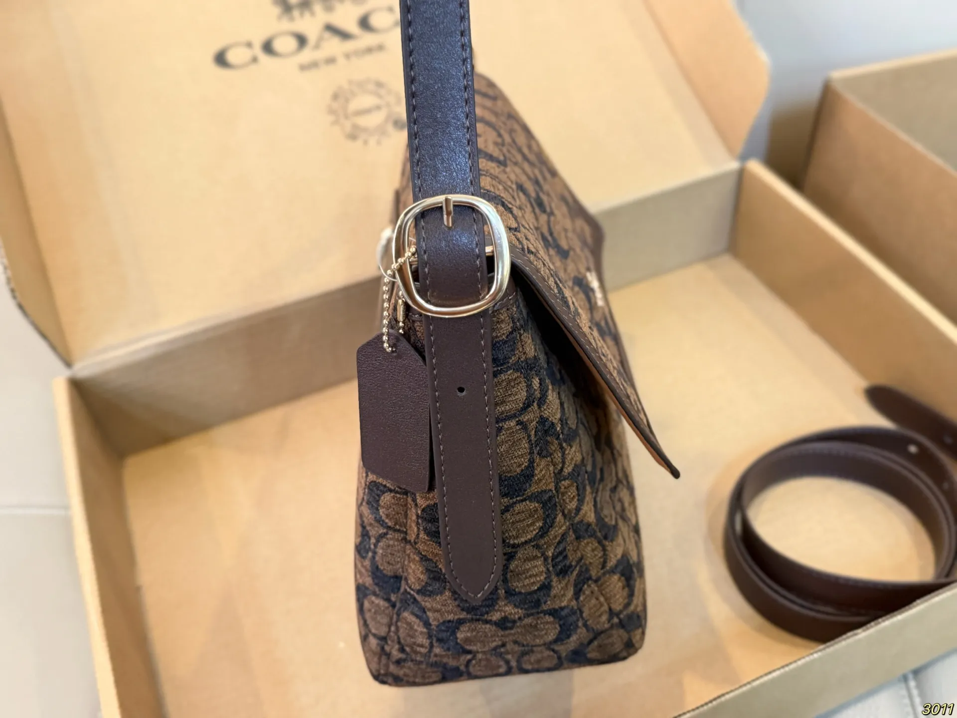 &yen;165/&yen;155飞机盒 Coach 蔻驰 Etta雪尼尔翻盖包 采用柔软雪尼尔材质，触感细腻，秋冬氛围感满满十。经典老花图案，棕色底+黑色C印花，复古又时髦。暗扣翻盖＋织物村里，肩带可调节，单肩或斜挎都OK！轻盈自重，通勤日常都超适合，复古风＋实用性，秋冬穿搭必备，尺寸28 20/25 13