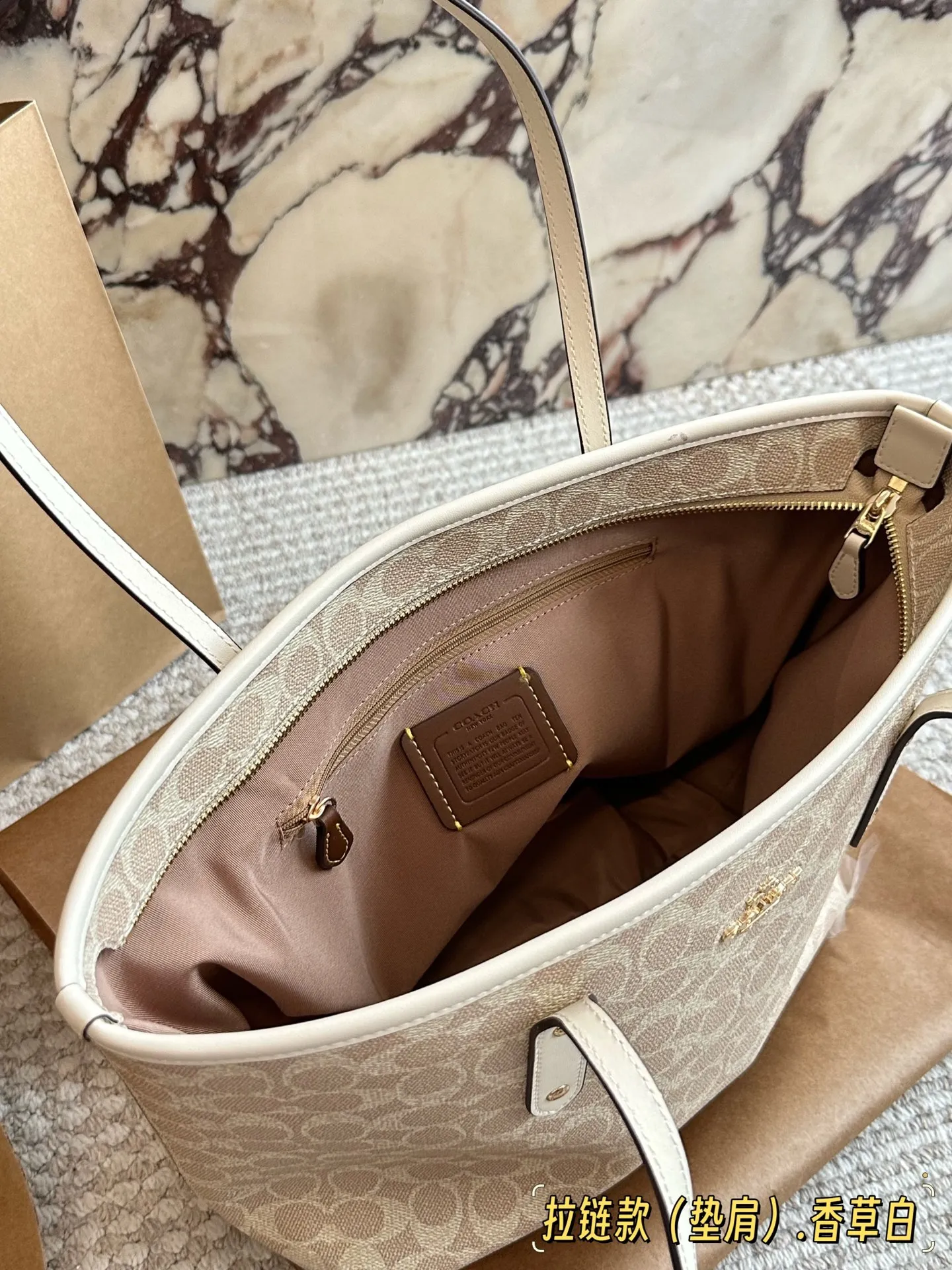 ¥155 ✈️飞机盒 配礼品袋(垫肩款) size:底宽30上宽40*高35 c家 单面拉链款托特包/购物袋 大爆款 分分钟断货! 搭配不同衣服 一年四季都可以用! 搜索🔍coach 购物袋