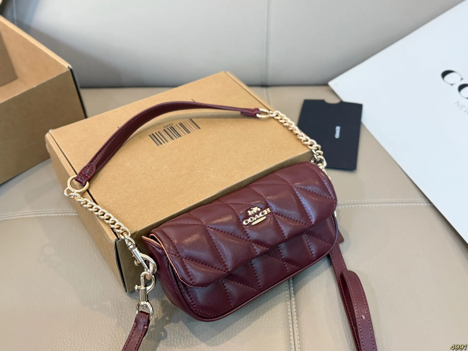 &yen;140飞机盒 coach蔻驰法棍单肩包 清新配色 一眼心动 手感柔软细腻 容量满足日常需求 又非常百搭 尺寸：20 10