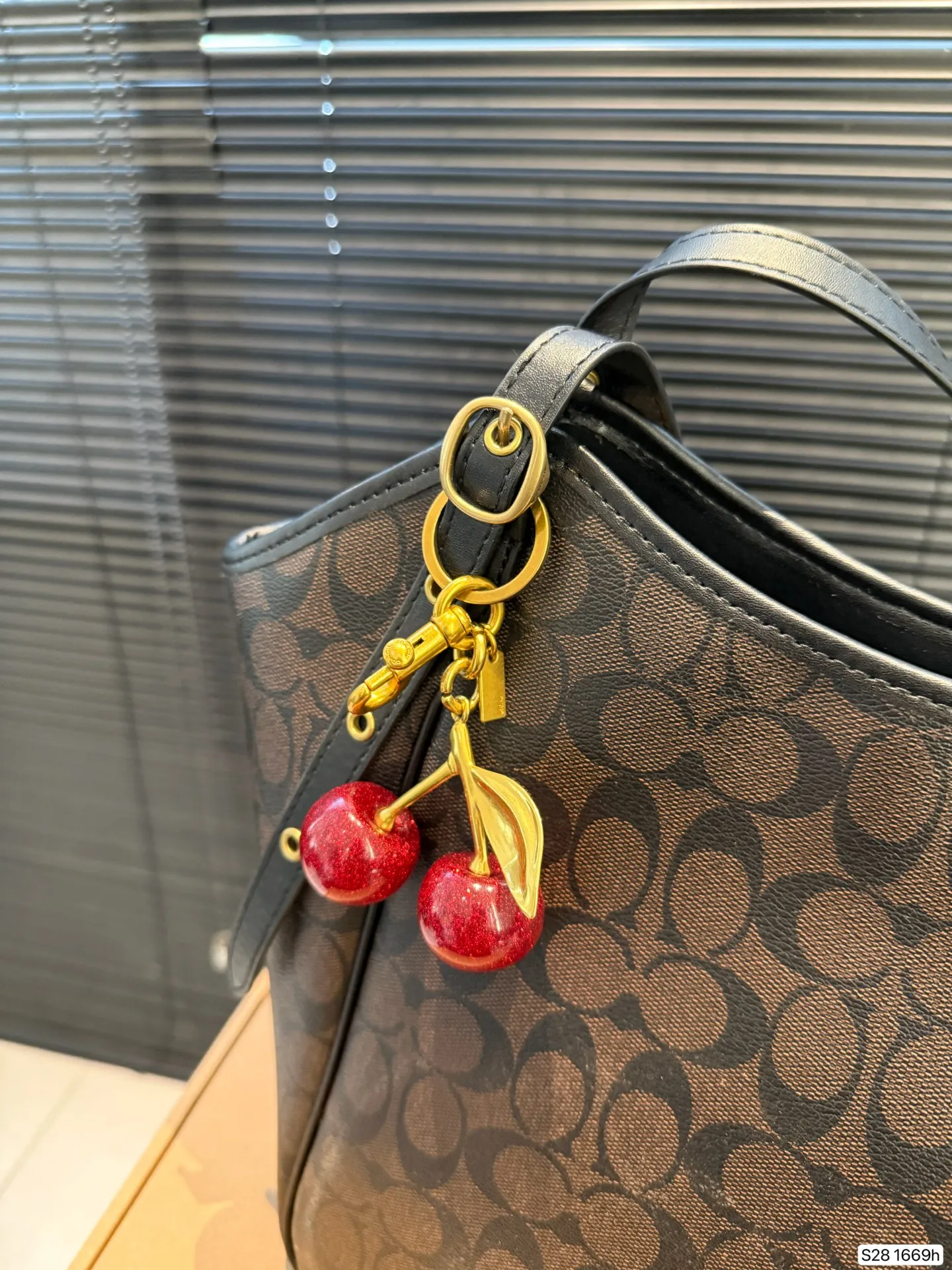 P190 配盒子 蔻驰实用通勤包妈咪包秋冬托特包 蔻驰COACH #coach托特包 手感软糯且富有质感,肩带可调节,手拎单肩都很不错,非常秋冬的一款,容量也很好,尺寸31 25 货号1669