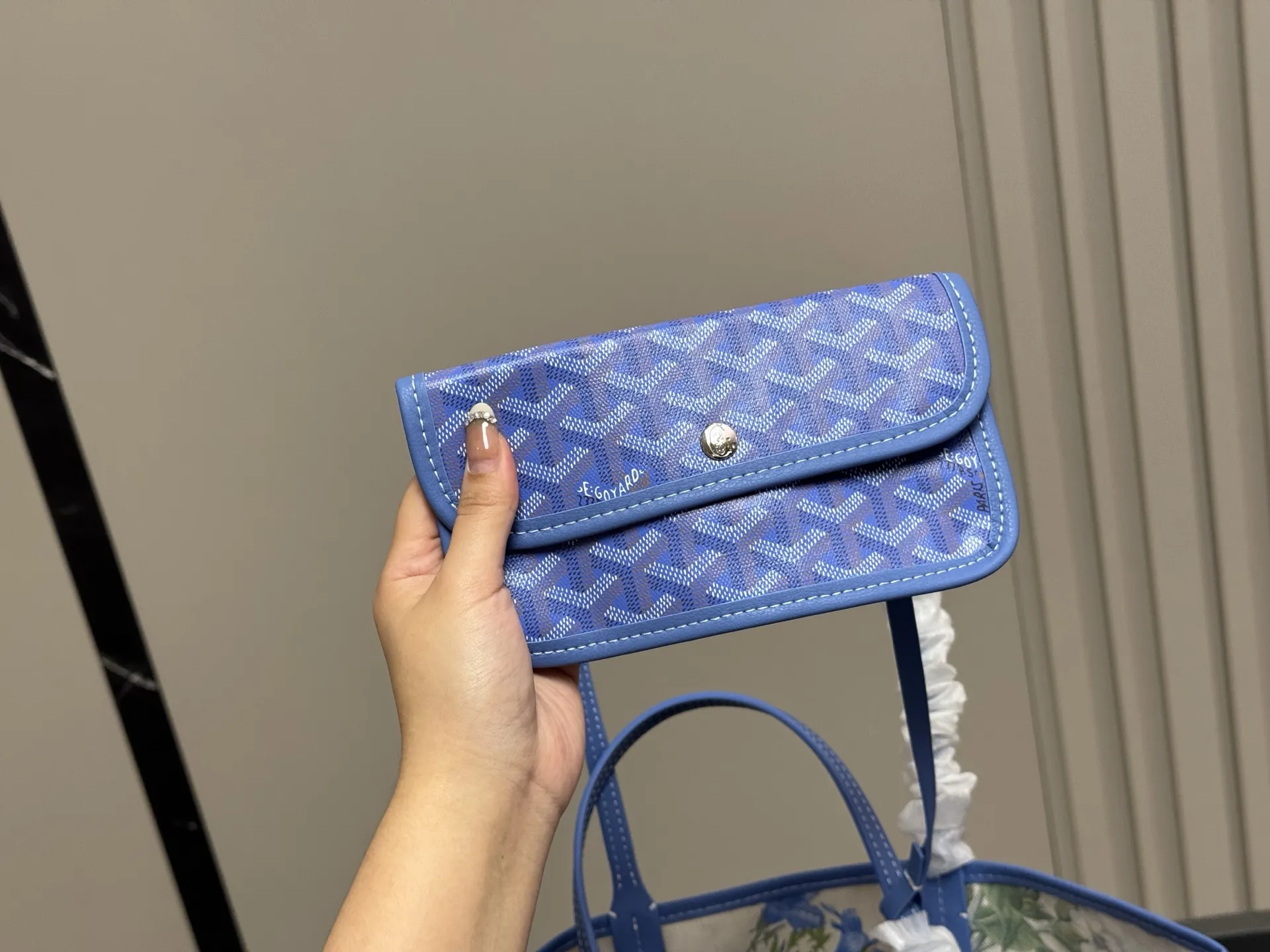 &yen;180 &yen;190（新款内里 升级版） size：34.28cm（中号） 42.29cm（大号） 戈雅Goyard购物袋🛍️ 从头到尾全部都是客订哦！ 另外收到的宝宝就会知道手腕带是立起来的[微笑][微笑] Goyard托特包日常使用率最高的包 又大又轻又软的狗牙！