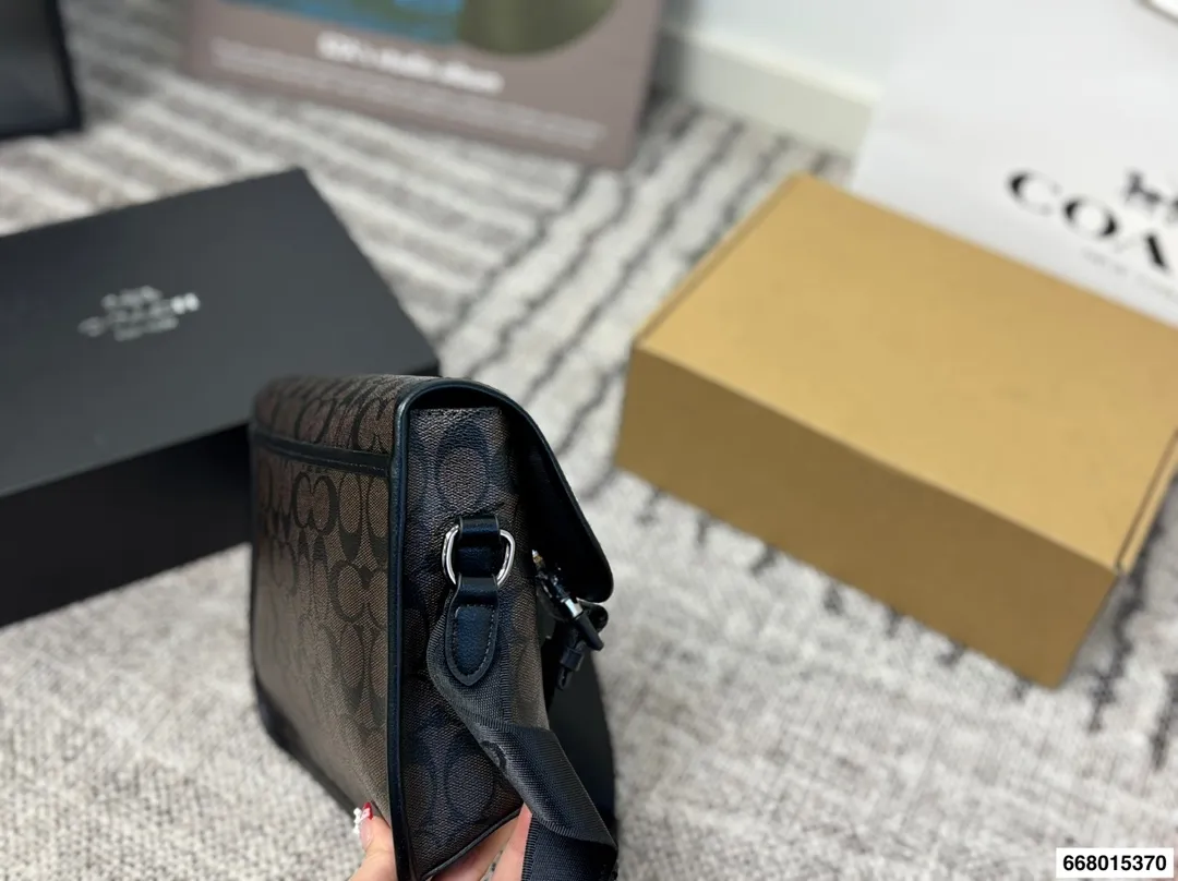 p150配礼盒 COACH男士League二合一混合斜挎包这款二合一混合斜挎包,中性风格,男女皆可背,情侣款组合!肩带句调节长短,单肩,斜挎都可 尺寸28.23