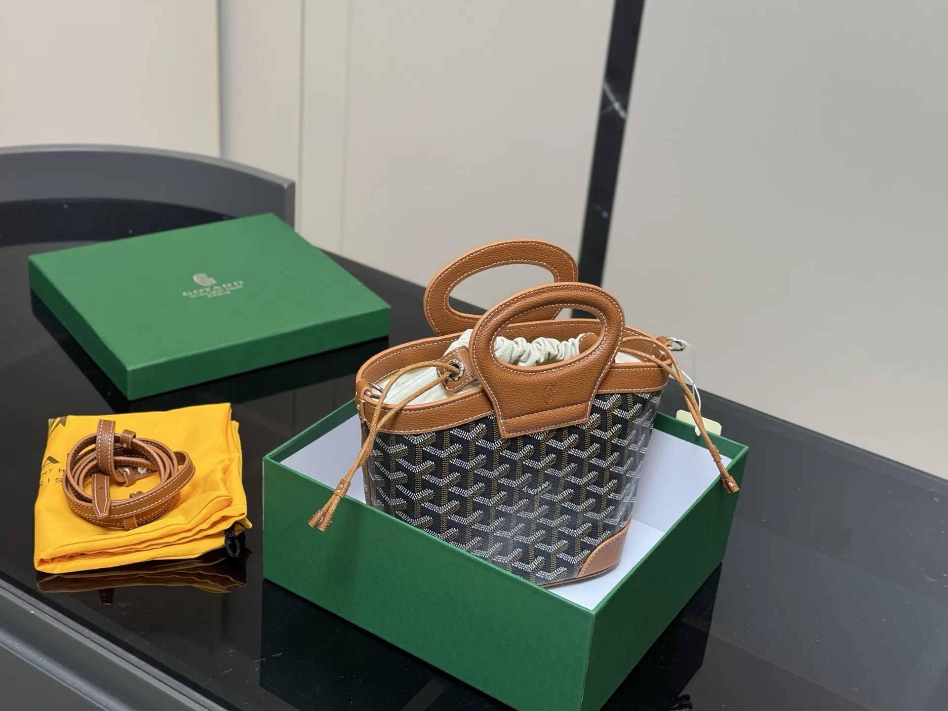 ¥170 配盒 Goyard戈雅 mini菜篮子 beluga 新款Mini beluga 圆环小水桶小菜篮子 半个手机的自重 超Q的外貌 不可小觑的容量 完美~ 尺寸:23.18cm