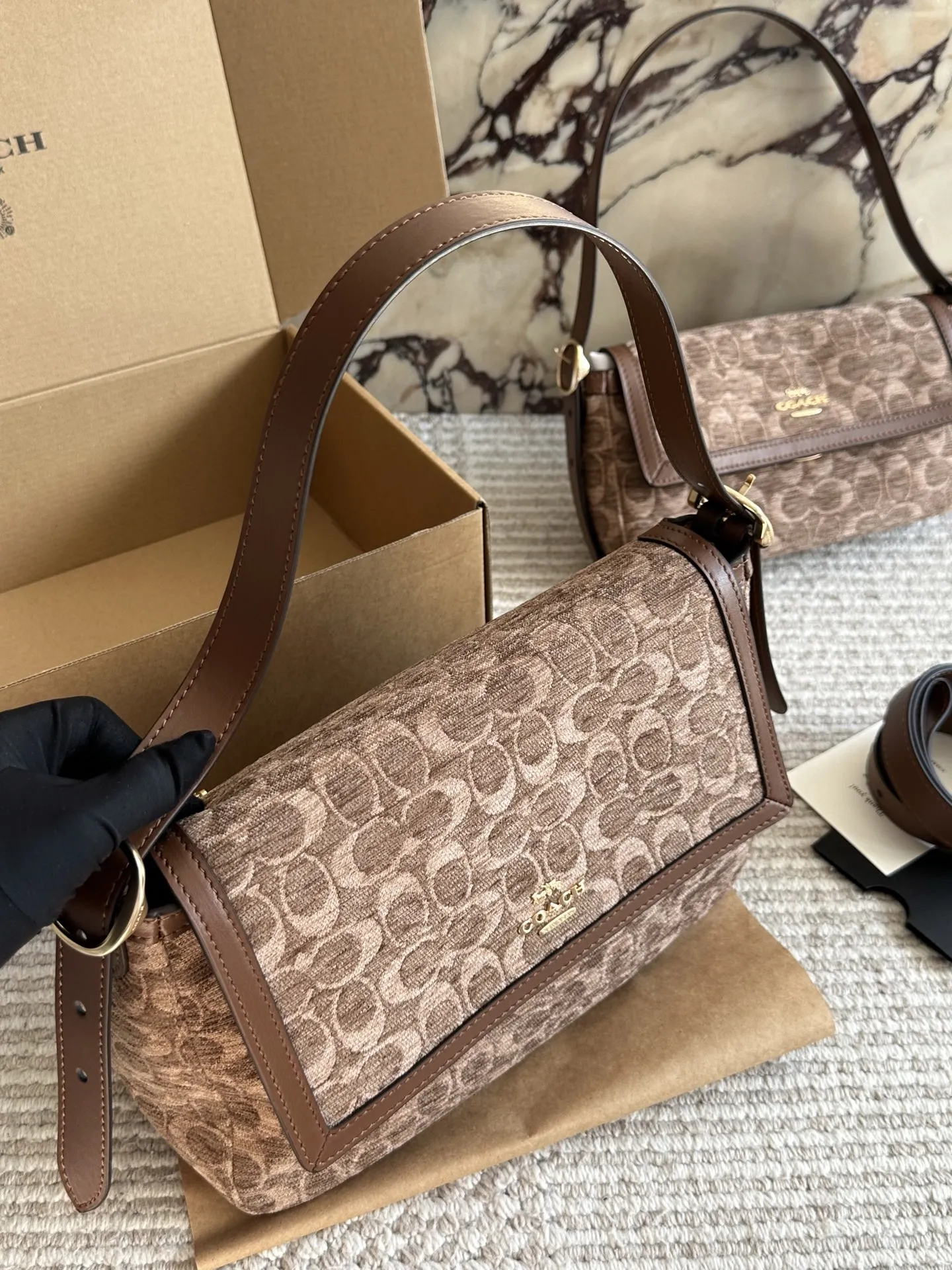 💰175 配盒 size:30 20cm C家 秋冬新品人气王 手提/腋下/斜挎/ 两根肩带 可调节长短 可切换不同风格哦!